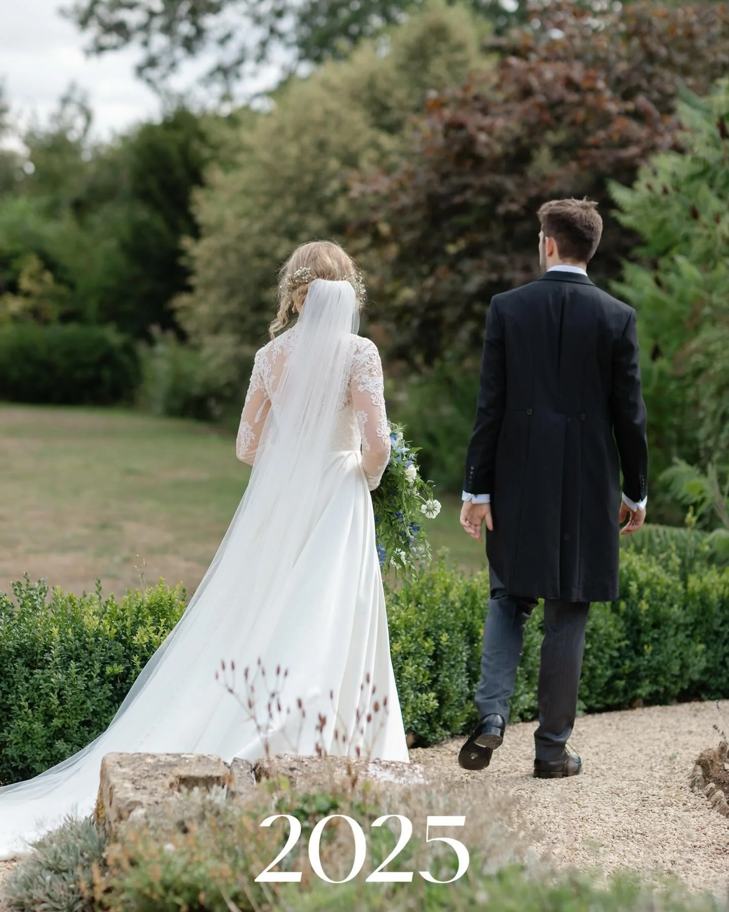 just some of the gorgeous moments captured in 2025 ✨ 
this year took me around the UK and parts of NJ+PA to shoot some gorgeous family shoots, commercial projects, and weddings! I couldn&rsquo;t fit all of the best photos from each session so keep yo