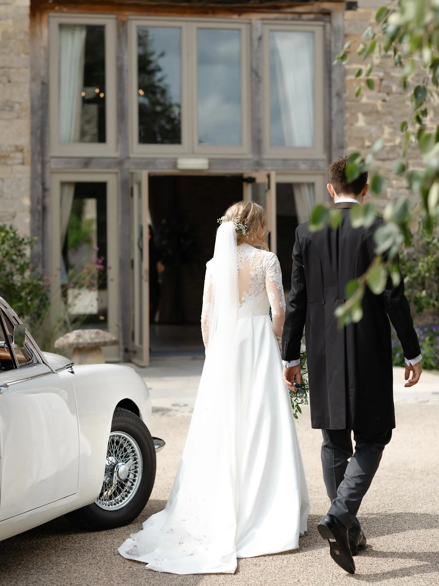 it was truly a dream come true to join @hannahamy.photography and @leafehayes_photography at Caswell house this summer! 
Caswell hosted the most stunning reception venue, with their elegant Cotswold stone barns and enchanting English gardens, making 