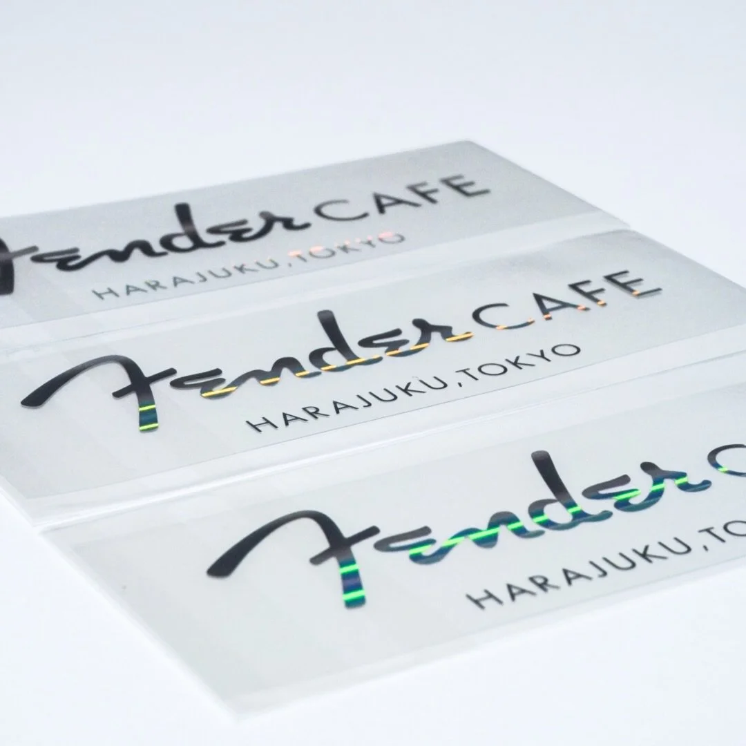 【FENDER CAFE HARAJUKU LOGO STICKER発売！】
2026年最初となるFENDER CAFEの新アイテムは、ギターのボディーやエフェクターボード、更にノートPCにピッタリのビックサイズステッカーです！

FENDER CAFEの文字はホログラムで光り輝き、背景はクリアとなるため、貼る場所のデザインやカラーを邪魔しない仕様となっています。

是非お土産やご自身のアイテムの彩りにご利用下さいね！

FENDER CAFE HARAJUKU LOGO STICKER
価格:
