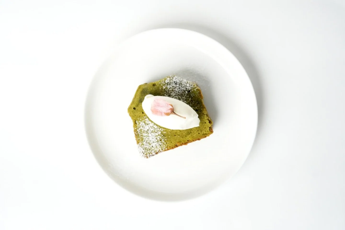 【期間限定！抹茶パウンドケーキ販売開始！】

FENDER CAFEから期間限定商品が発売！香り高い西尾の抹茶とコクのあるバターで焼き上げた抹茶のパウンドケーキ。
上品な甘さに、生クリームを添え、桜の塩漬けを一輪あしらいました。

抹茶のほろ苦さとバターのコクが引き立ち、コーヒーやカフェラテ、抹茶ラテとも相性の良い一皿。
桜の彩りとともに、春の訪れを感じさせます。

是非この機会にお楽しみください！

3月11日（水）
MATCHA POUND CAKE
w/ salted sakura flo