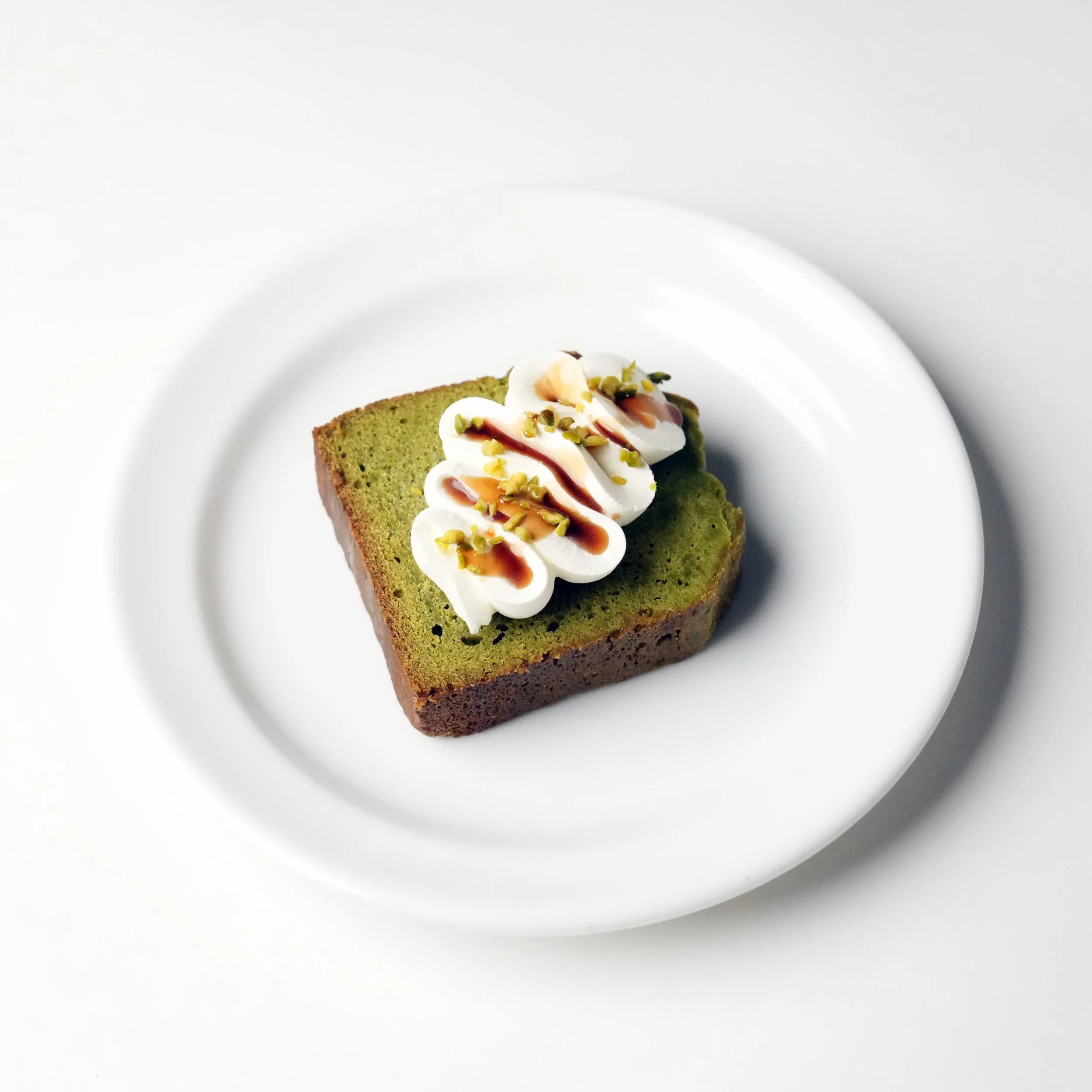 【MATCHA POUND CAKE/BANANA BREAD販売開始！】
FENDER CAFEの新スイーツに、「MATCHA POUND CAKE」と「BANANA BREAD」が登場します！

MATCHA POUND CAKEは、3月中旬から1ヶ月間の期間限定で販売していたものを、更にバージョンアップしピスタチオと黒蜜で仕上げました。
口の中で広がる抹茶の香りと一緒にお召し上がりください！

BANANA BREADは、ノンアルコールのラム香りを付けたバナナと、芳醇なバターの甘さが感じら