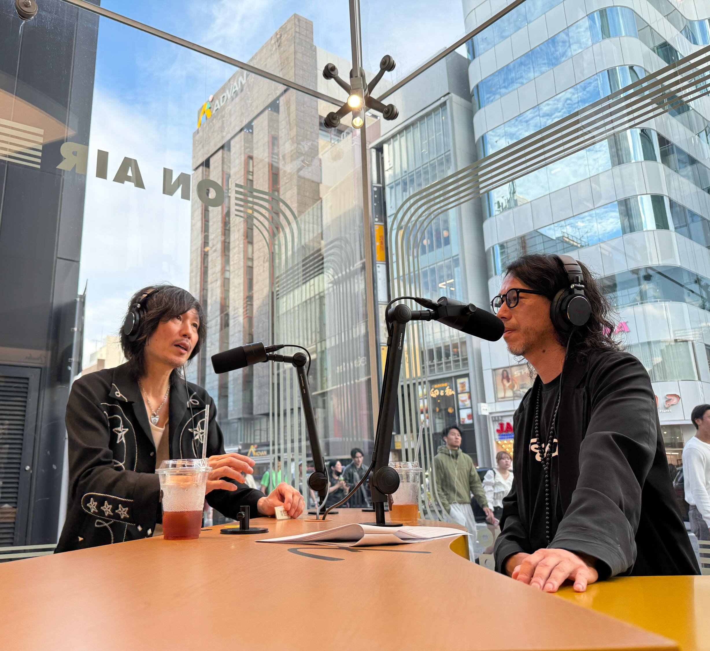 【Fender Radio Tokyo収録！ゲストウエノコウジさんにドリンクを楽しんで頂きました！】
⁡
#FenderRadio のゲストとしてベーシストの#ウエノコウジ（@ueno_koji_0327）さんが登場！
⁡
ラジオ収録では、ウエノコウジさんには「COLD BREW」、そしてお馴染みのFender Radio DJ ジョー横溝(@joeyokomizo_official)さんには「ICED HERB TEA」をお楽しみ頂きました！
⁡
原宿・表参道エリアにお越しの際にはFender