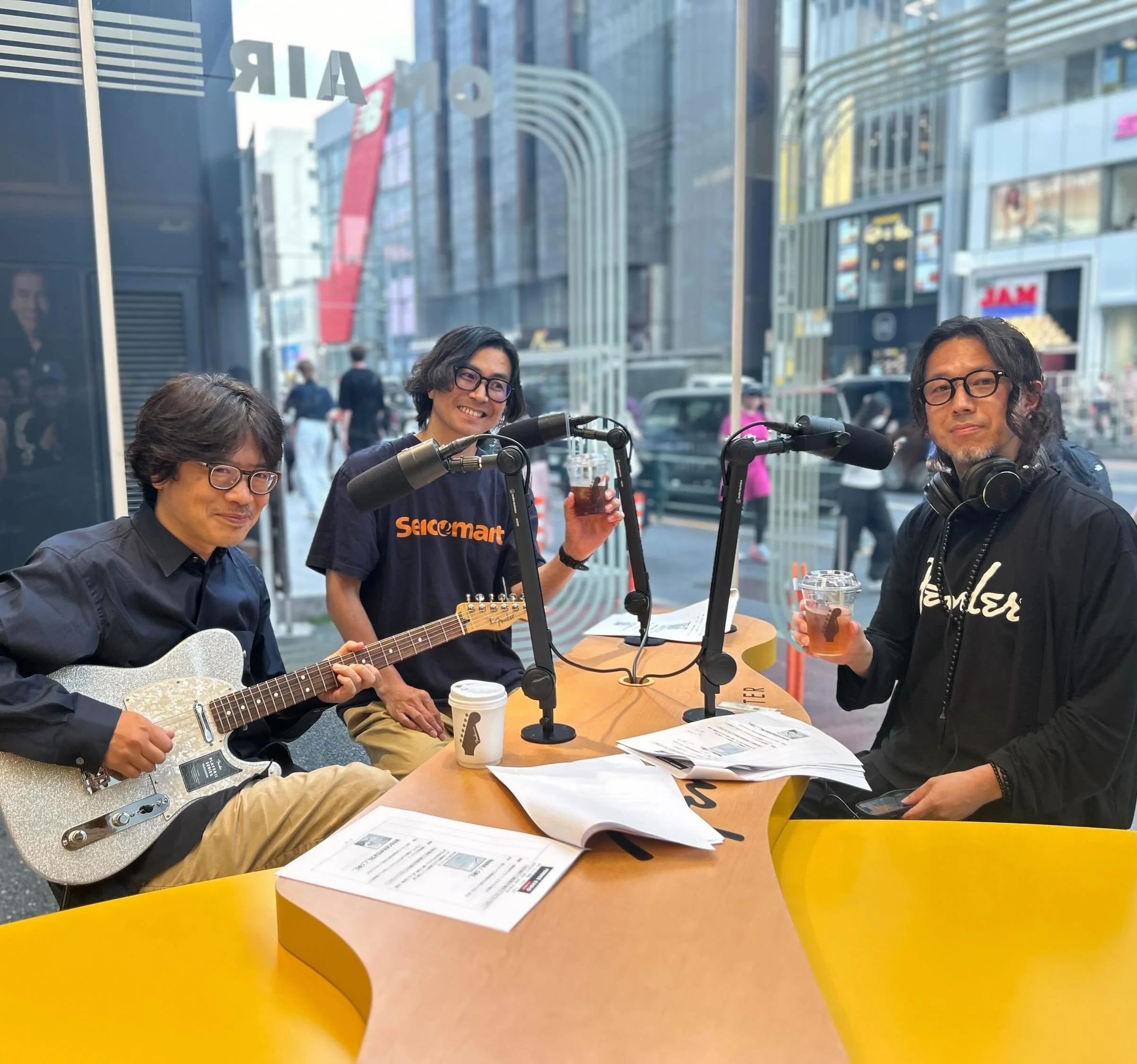 【Fender Radio Tokyo収録！ゲストくるりの岸田繁さん佐藤征史さんにドリンクを楽しんで頂きました！】
⁡
#FenderRadio のゲストとして今年結成30周年を迎える#くるり の岸田繁さんと佐藤征史さんが登場！

ラジオ収録では、岸田繁さんには「HOT POUR OVER COFFEE / INTUNE」、佐藤征史さんには「COLD BREW」そしてお馴染みのFender Radio DJ ジョー横溝(@joeyokomizo_official)さんには「ICED HERB T