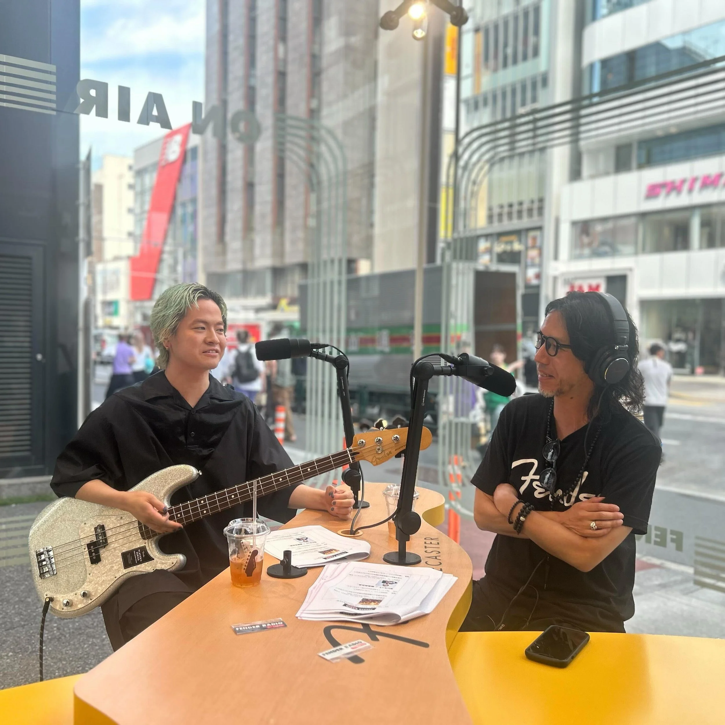 【Fender Radio Tokyo収録！ゲスト緑黄色社会の穴見真吾さんにドリンクを楽しんで頂きました！】
⁡
⁡
#FenderRadio のゲストとして#緑黄色社会 （@ryokushaka_official） ベーシスト、#穴見真吾 さん（@shingoanami）が登場！
ラジオ収録では、穴見真吾さんには「ICED EARL GREY TEA 」、そしてお馴染みのFender Radio DJ ジョー横溝(@joeyokomizo_official)さんには「ICED HERB TEA