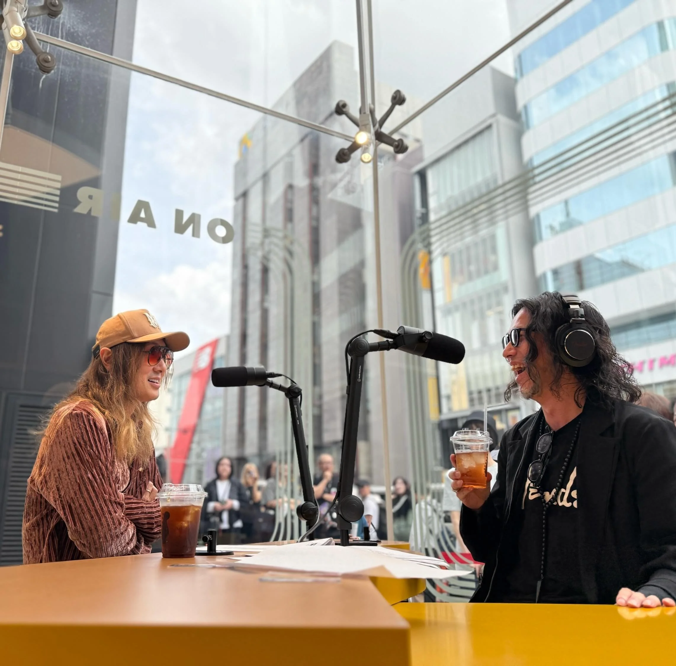 【Fender Radio Tokyo収録！ゲストLUNA SEAのJさんにドリンクを楽しんで頂きました！】
⁡
⁡
#FenderRadio のゲストとしてLUNA SEA ベーシスト #J （@j_wumf_official）さんが登場！

ラジオ収録では、Jさんには「COLD BREW」 、
そしてお馴染みのFender Radio DJ ジョー横溝(@joeyokomizo_official)さんには「ICED HERB TEA」をお楽しみ頂きました！
⁡
⁡
原宿・表参道エリアにお越し
