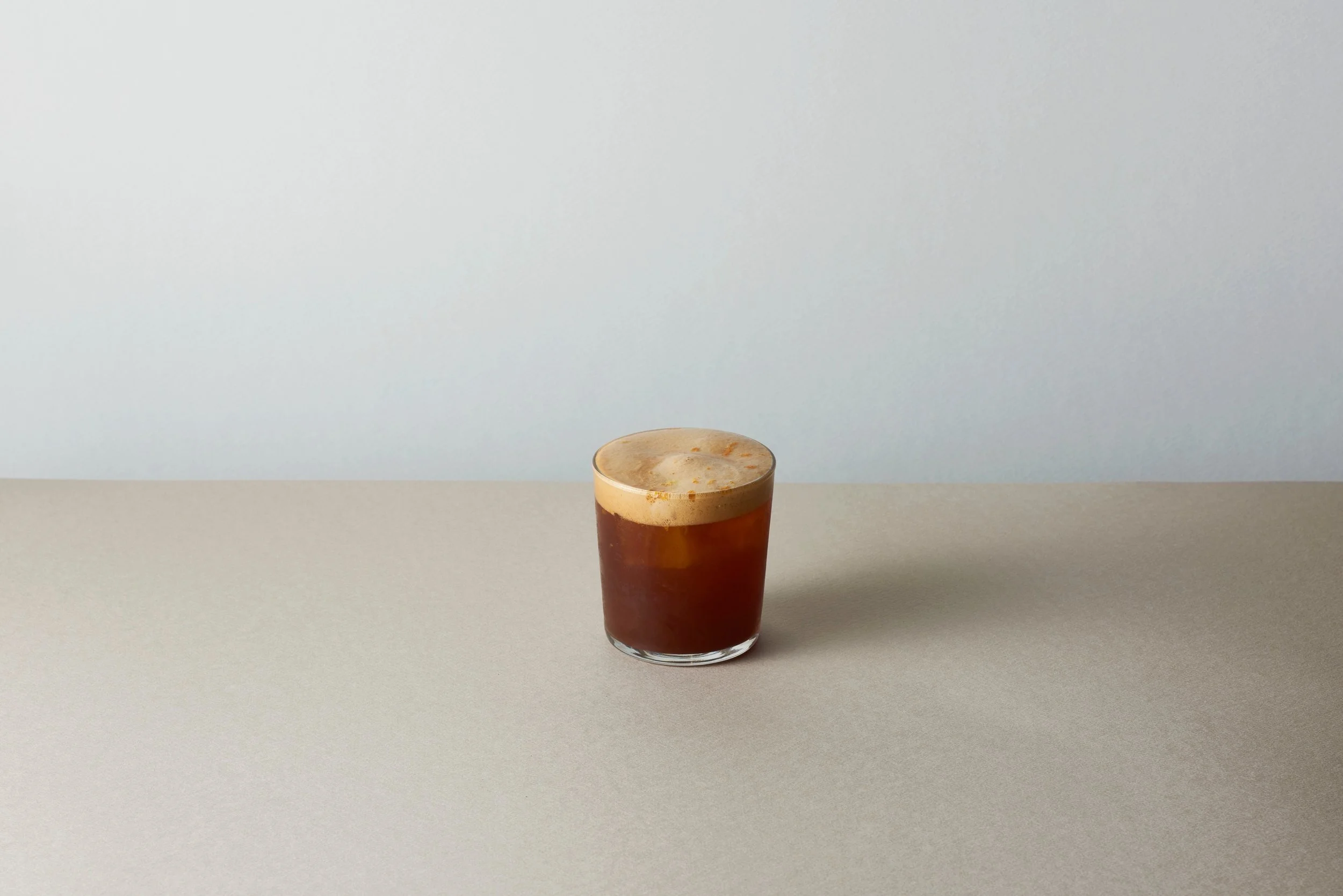 【期間限定！ESPRESSO TONIC発売開始！】
本日から7/10までFENDER CAFEの初夏の定番であり、期間限定ドリンクのESPRESSO TONIC(&yen;920)が販売開始！

ESPRESSO TONICは、FENDER CAFEオープン時より人気のドリンクのひとつで、販売期間終了後も沢山のリクエストを頂いています！
トニックの程よい甘さとほろ苦さに、エスプレッソの香りやコーヒーらしい苦味と酸味が次のひと口を欲するような味わいになっているので、特にこれからの暑い時期にピッタ