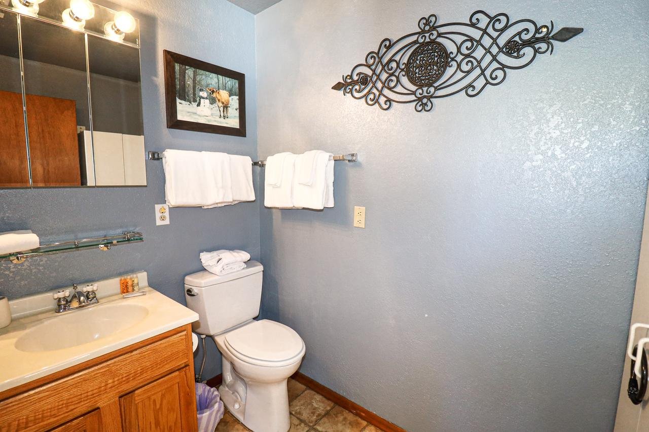 Half Bath Off Dining Area.jpg