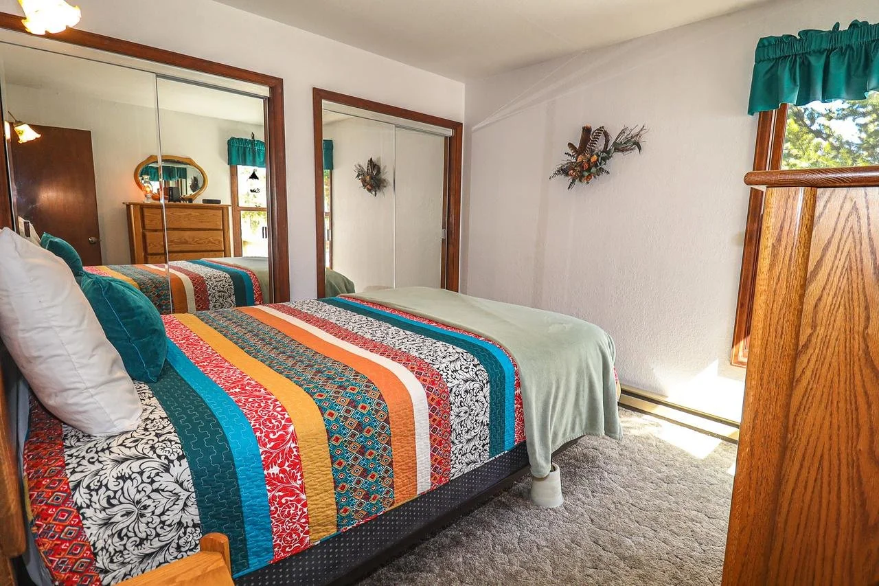 Main Level Queen Bedroom (3).jpg