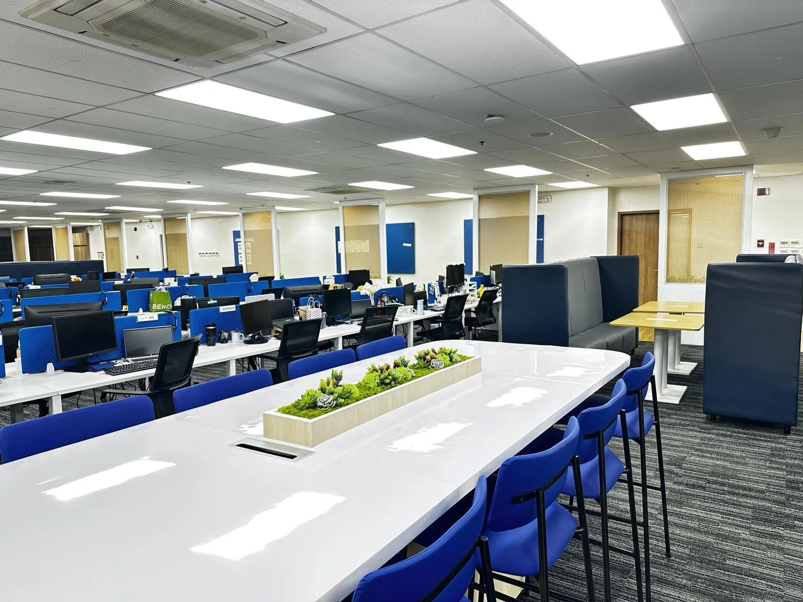 Huddle area with ergonomic seating and acoustic partitions