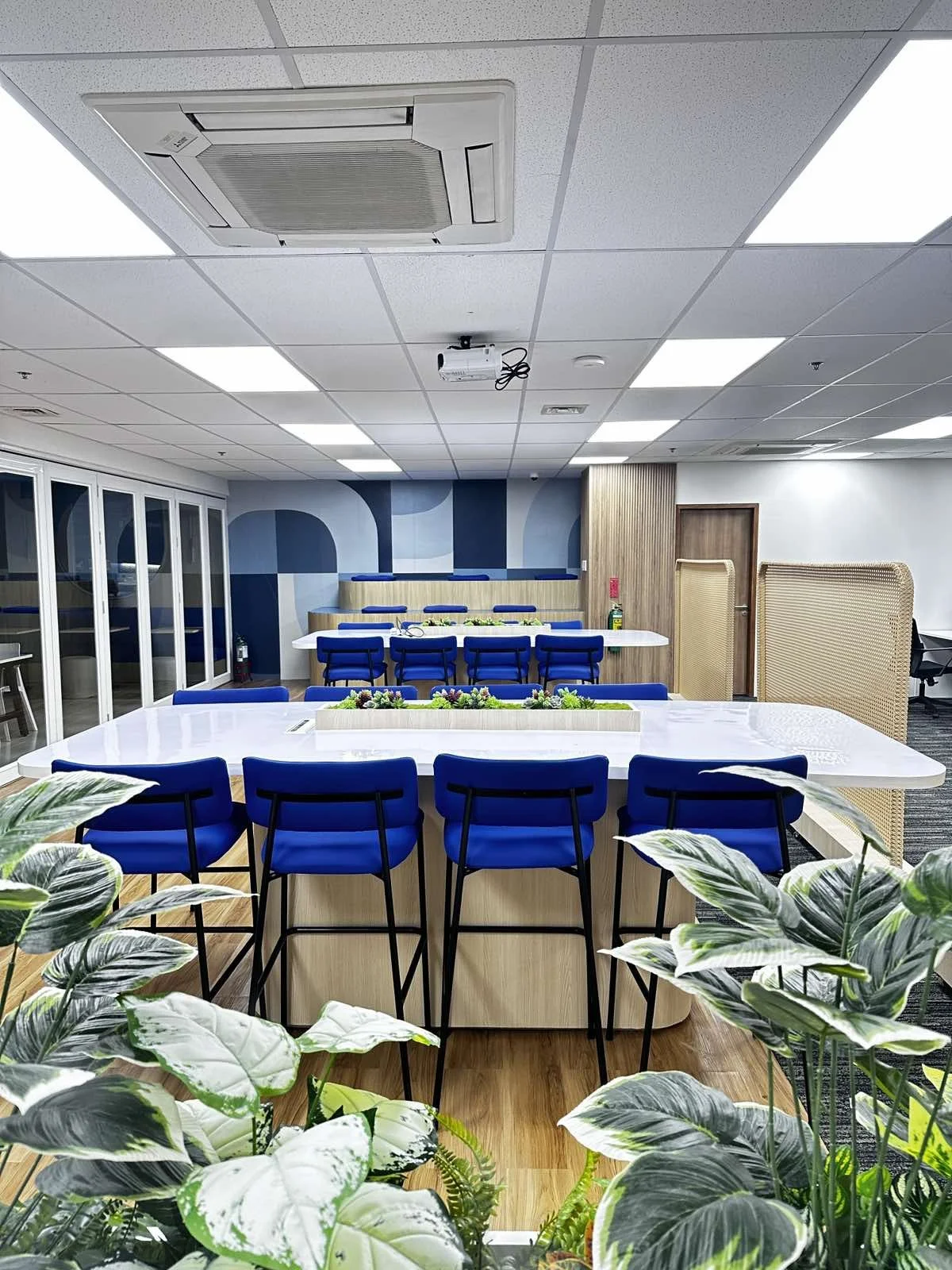 Huddle area with ergonomic seating and acoustic partitions