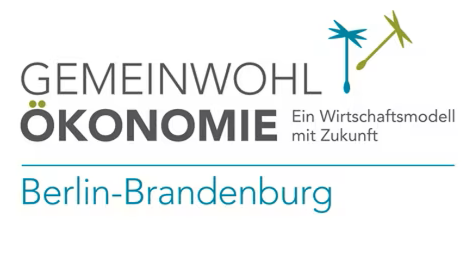 Logo mit Text 'GEMEINWOHLÖKONOMIE', Untertitel 'Ein Wirtschaftsmodell mit Zukunft', und die geografische Angabe 'Berlin-Brandenburg' along mit einer Illustration zweier Insekten, einer Libelle und einer Windmühle.