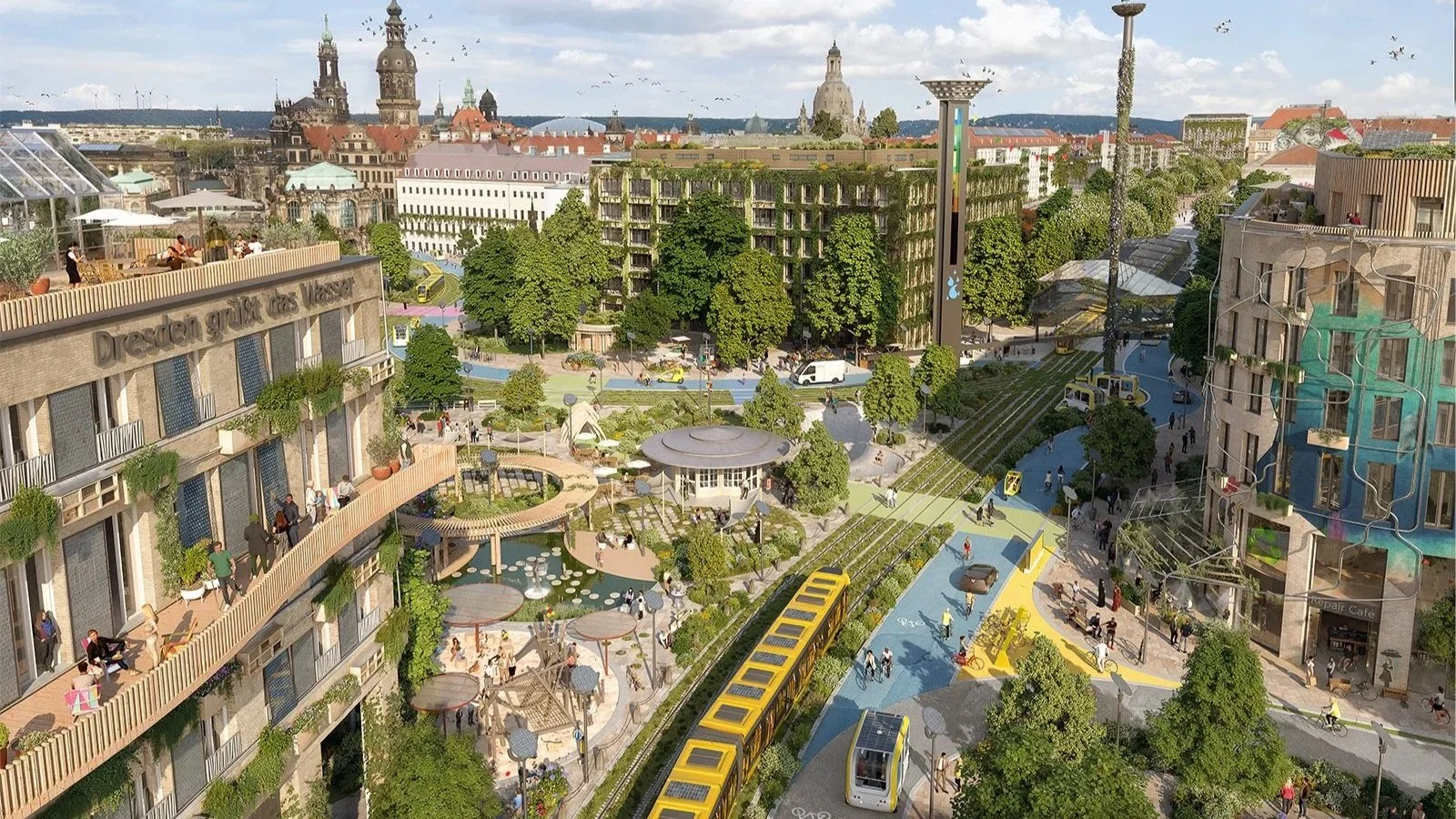 Ein moderner Stadtplatz mit Grünflächen, Bäumen, Fußwegen, Fahrradwegen und Straßenbahn in Dresden, im Hintergrund historische Gebäude, eine Dachterrasse mit Menschen und Sitzgelegenheiten, eine Skulptur und Sitzbereiche, belebtes urbanes Umfeld.