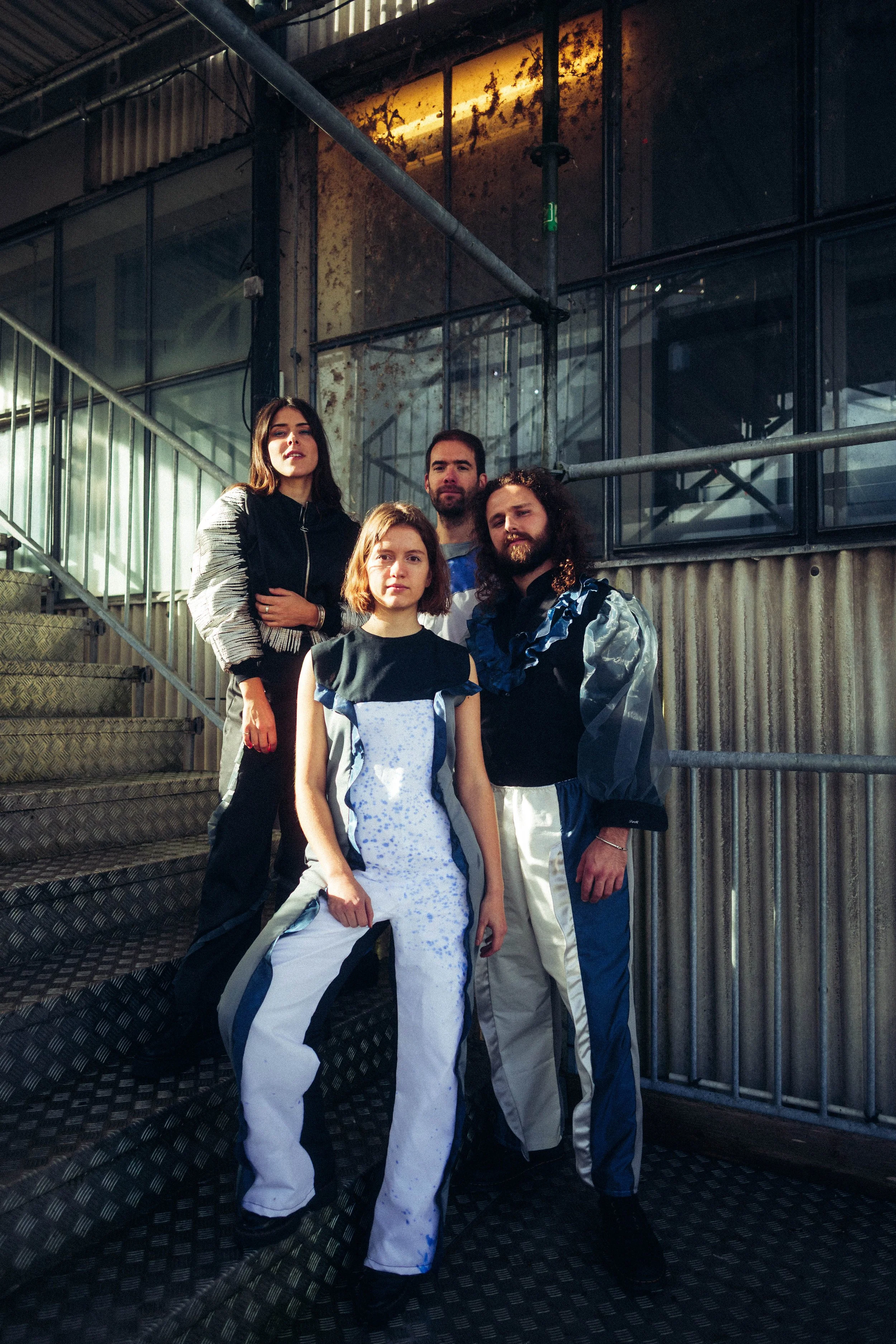Menschen in urbaner Umgebung auf einer Treppe, im Industrie-Design, bei Nacht.