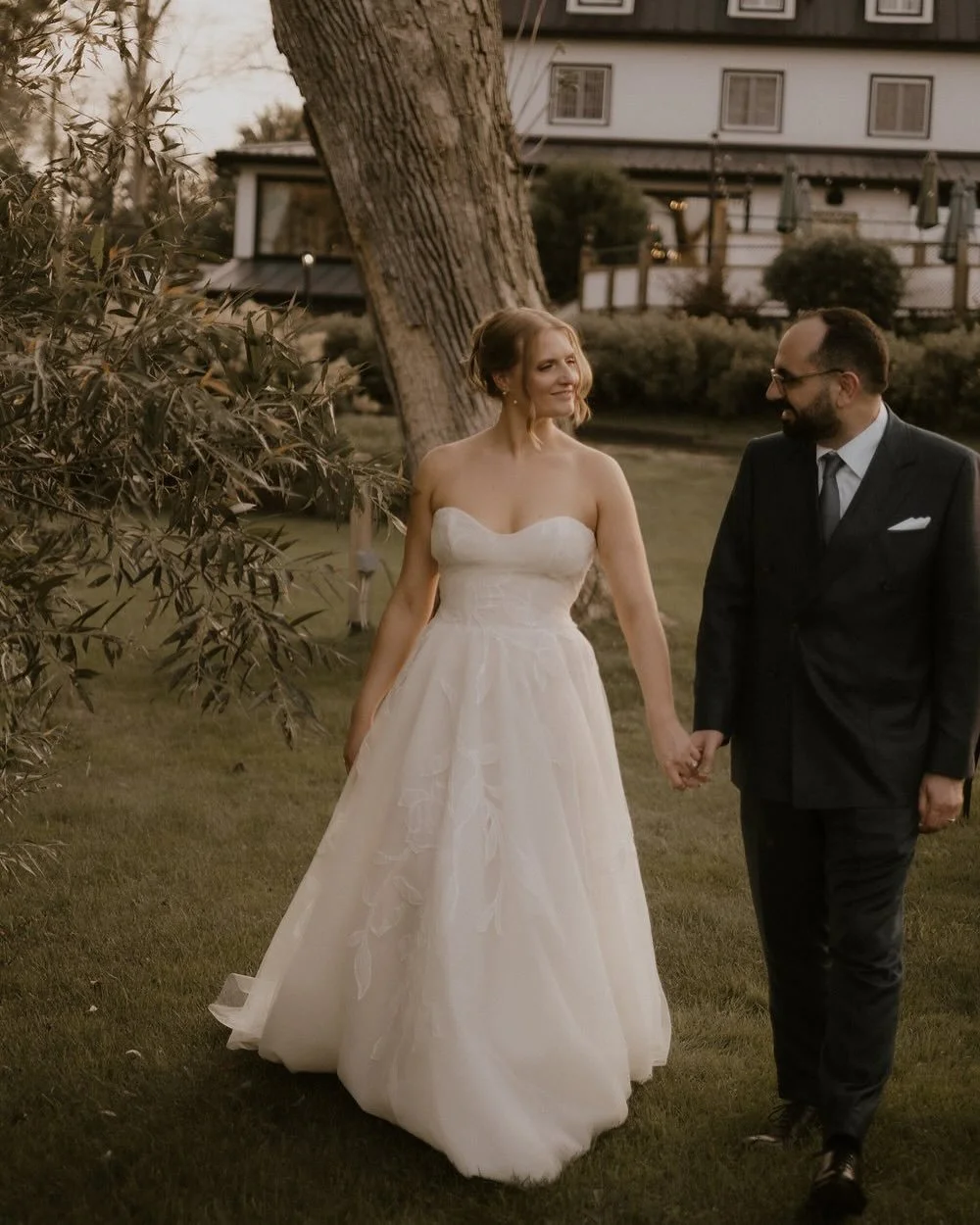 @aubergewillowinn is always a dream venue for me. I happen to be lucky to live in the next neighbourhood over. In addition, Stephanie and Daniel were dream clients, who had a vision that excited me leading up to this day! They were also armed with ab