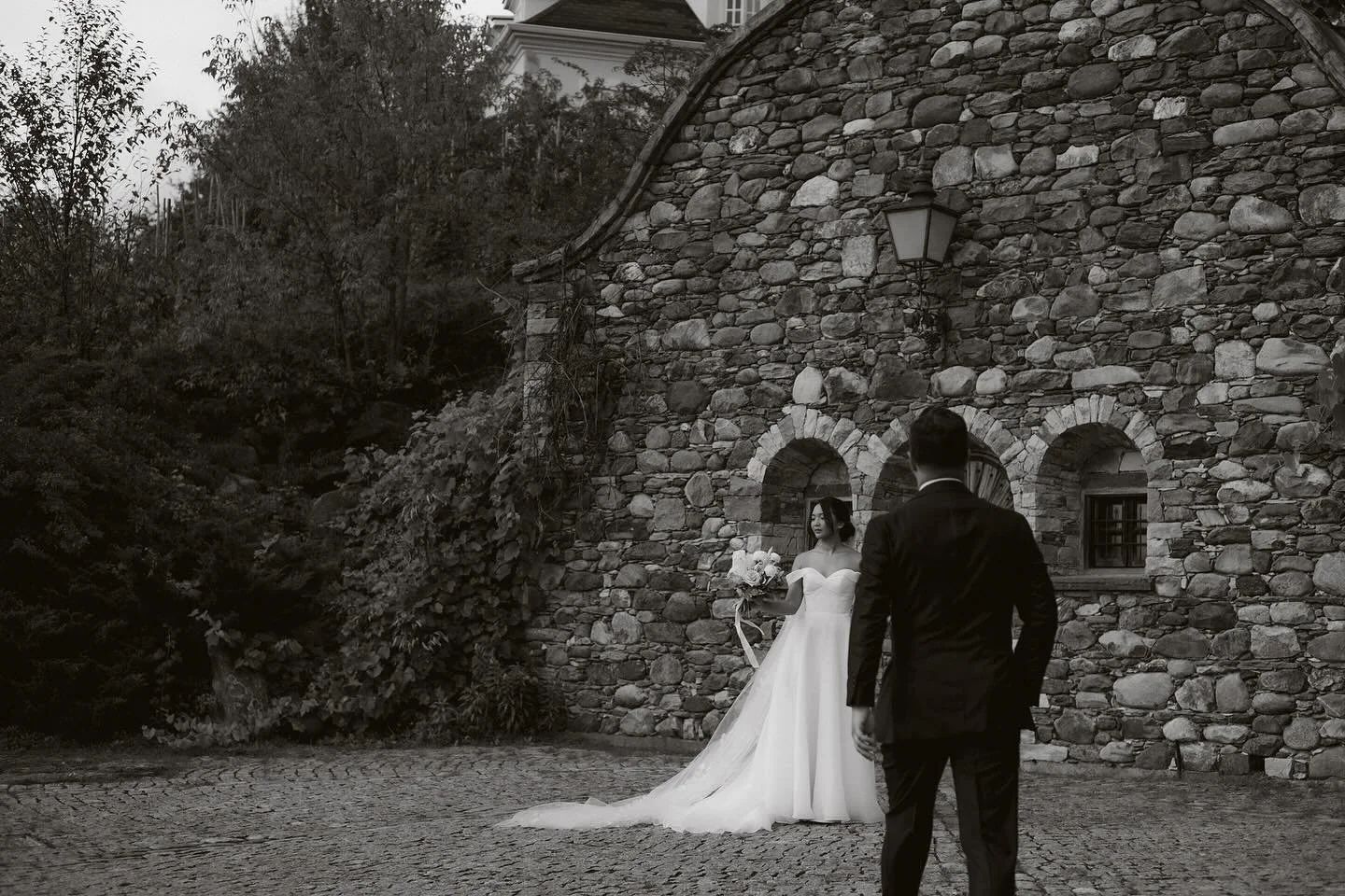 Such a pleasure working with S+A, a kind and incredibly fun couple surrounded by beautiful friends and family.

The crisp September day hit me instantly when I stepped out, with the fresh scent of autumn trees rushing in. Many people choose this time