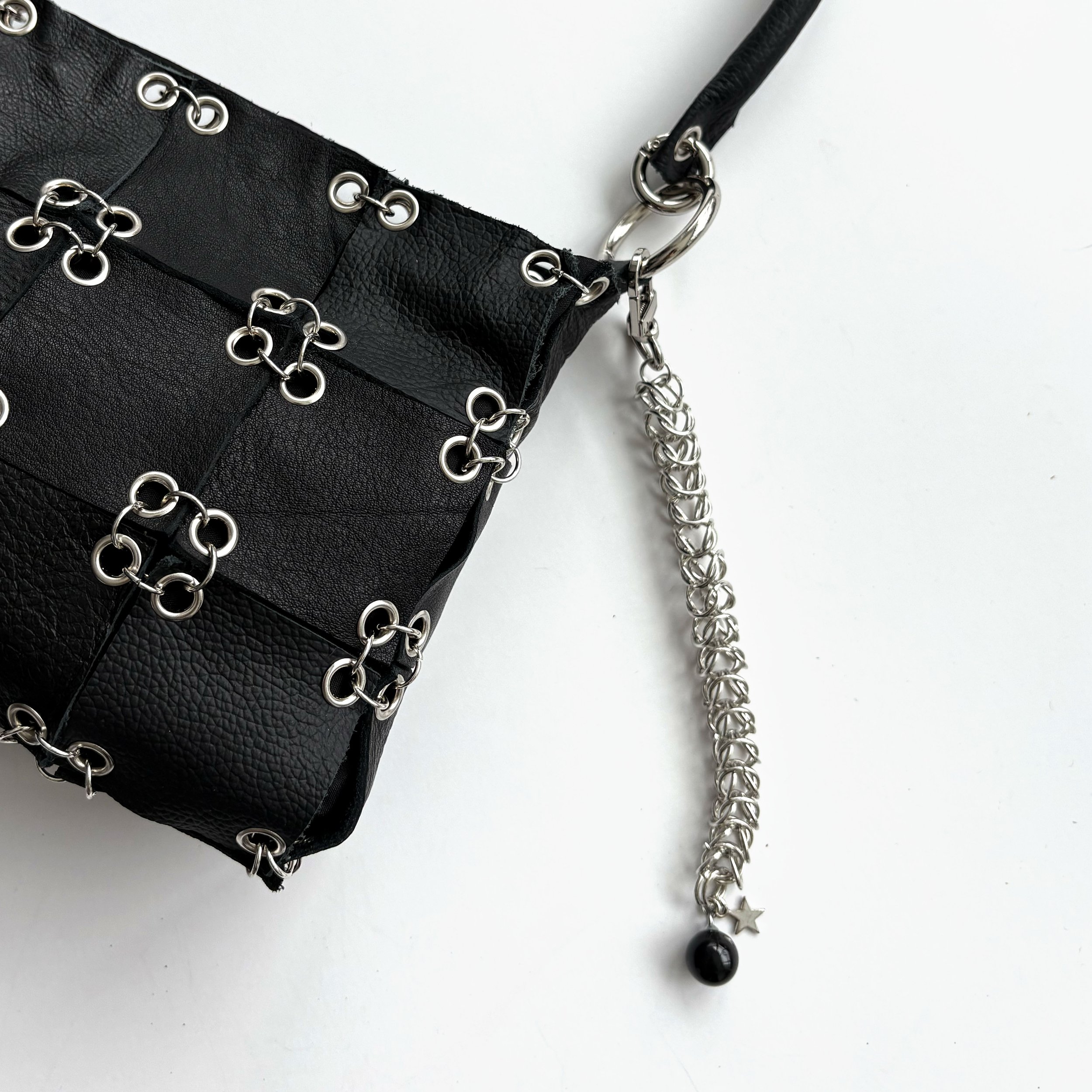 chain_blackdrop02.jpg