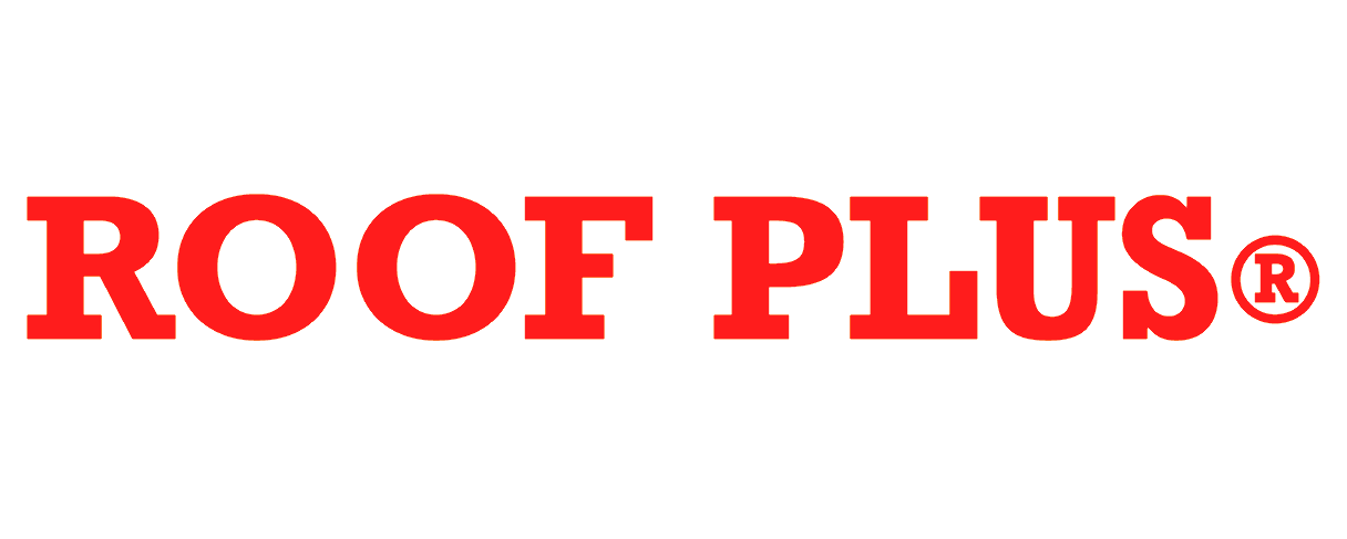 Logotipo de la marca Roof Plus en letras rojas con fondo transparente.