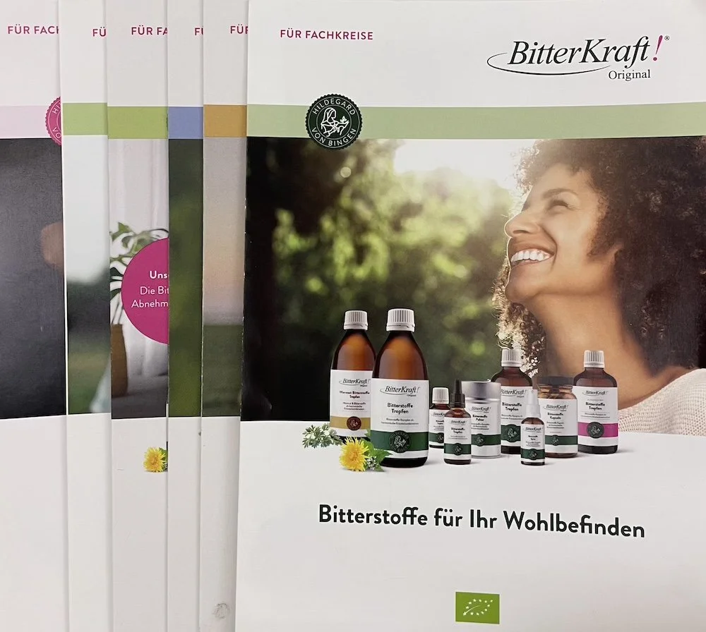verschiedene Bitterkraft Flyer liegen nebeneinander
