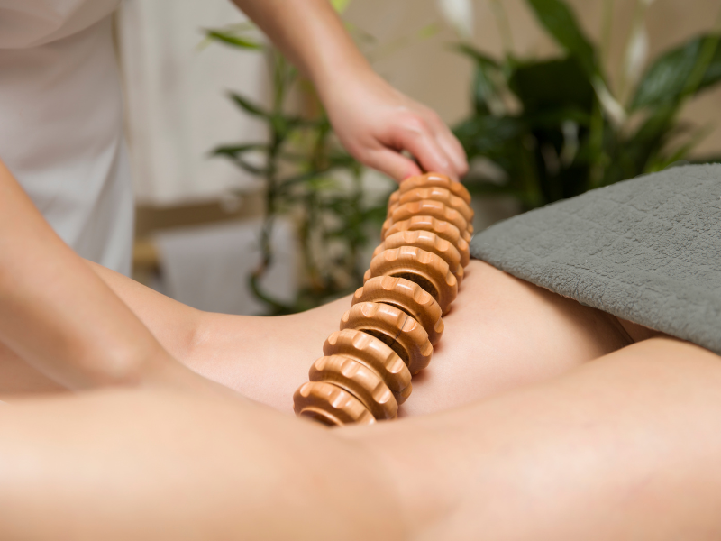 Eine Madero Therapie wird mit dem typischen Halzinstrument an der Beinrückseite durchgeführt