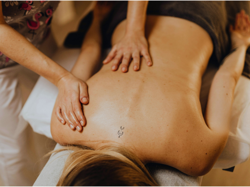 Eine Frau bekommt eine Breuss Massage mit Öl