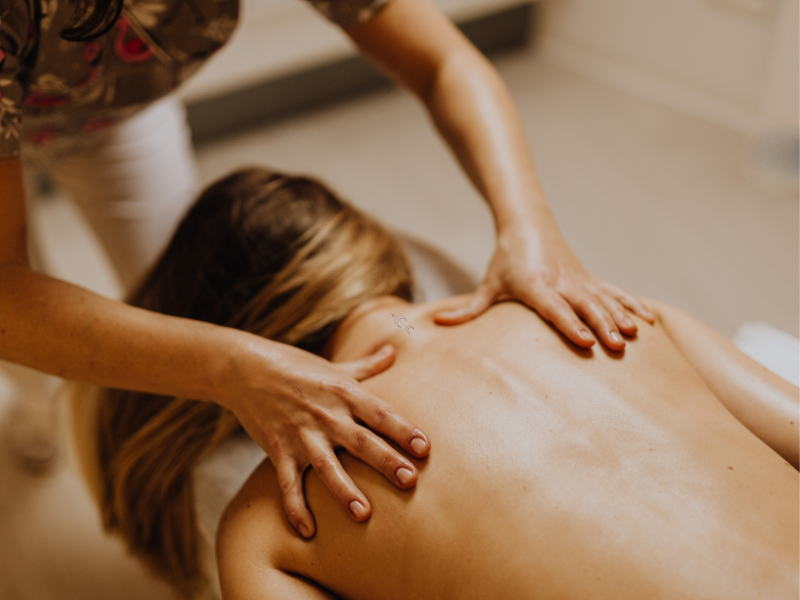 Eine Frau bekommt eine Lomi Lomi Massage