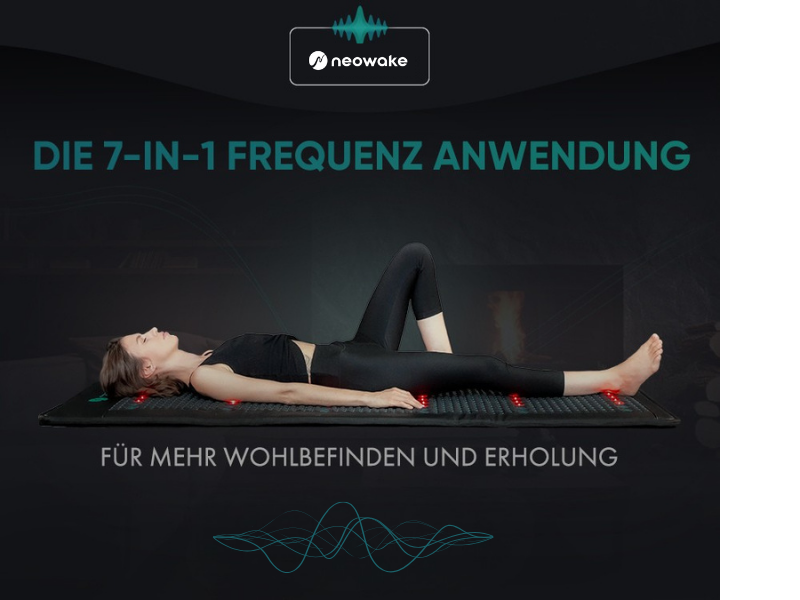 Eine Frau liegt auf einer Neowake Frequenz Matte