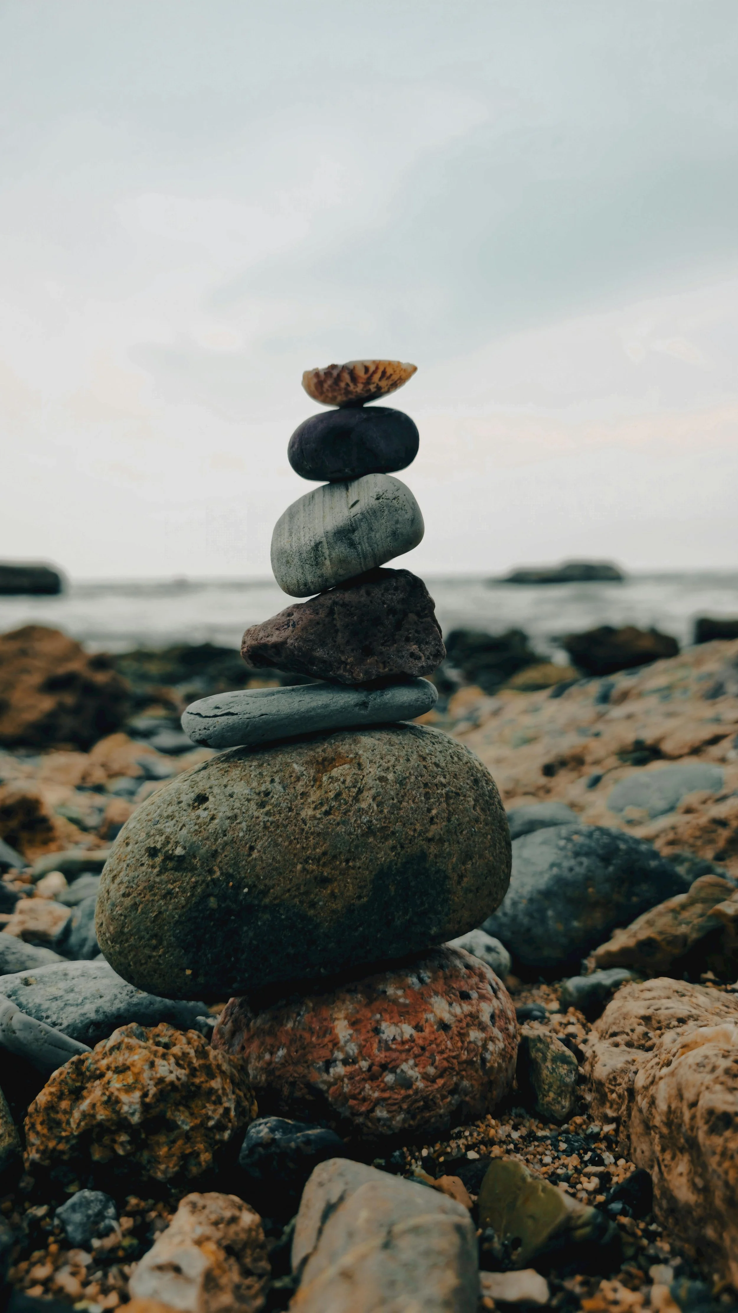 Eine Steinpyramide am Strand, die die Balance symbolisiert