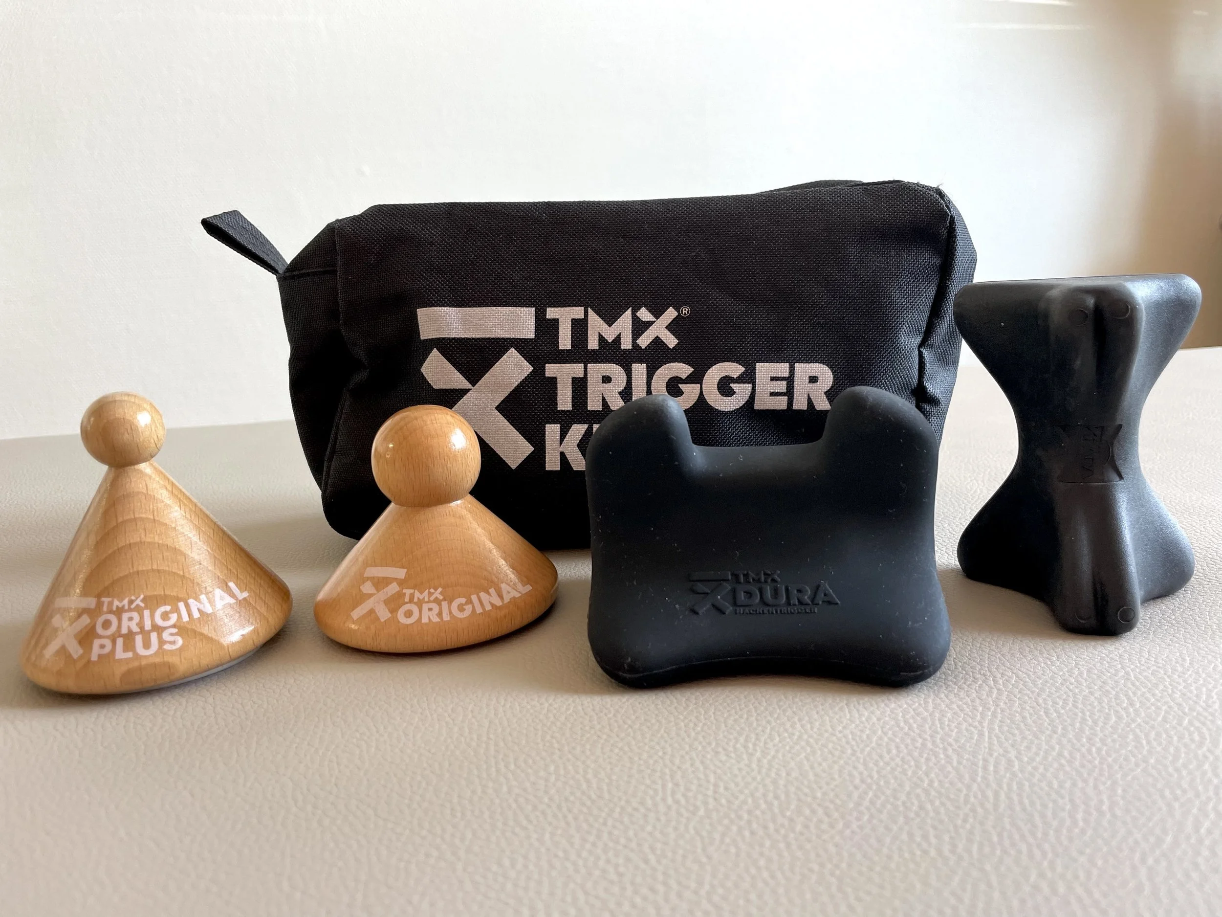 Verschiedene Trigger Tools von TRX liegen auf einer Behandlungsbank