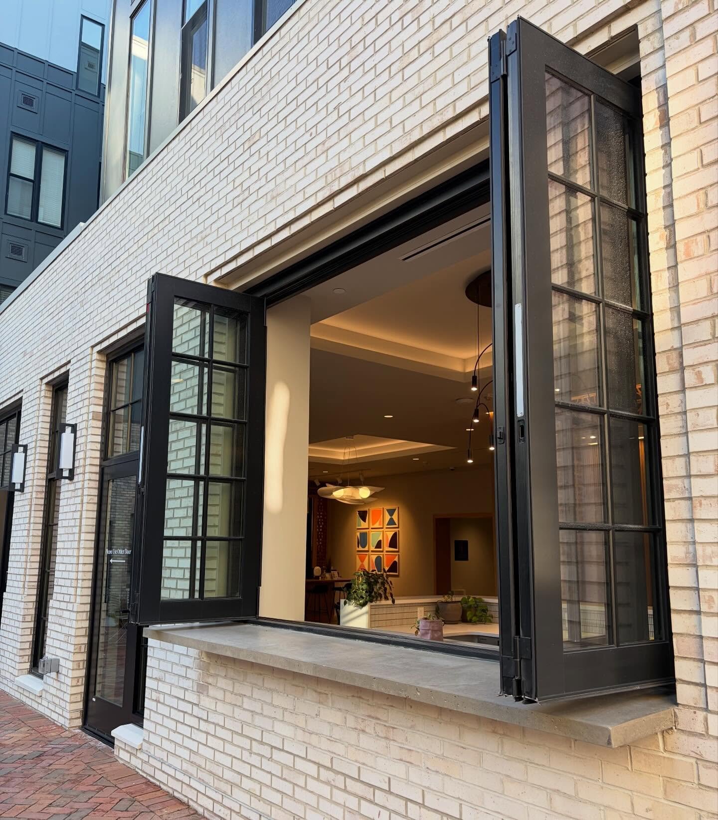 Warm sunny days means our windows will be open 🌞 enjoy the fresh air and sunlight in our first floor lobby by the bar 🍃

#jaegersquare #columbusoh #sun