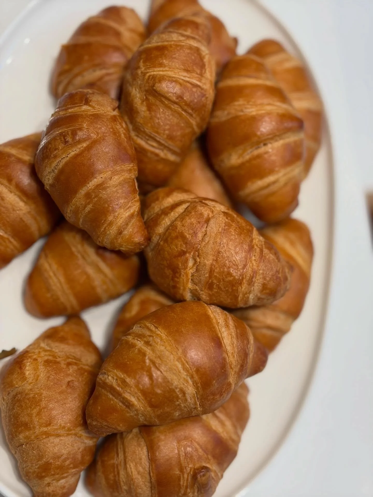 Grab &lsquo;n go breakfast is a staple resident event at Jaeger Square ✨ we love providing our residents with pastries and coffee to start the morning! Whether you want to enjoy it with us in the lobby or take it to go, it&rsquo;s here for you. 🥐

W