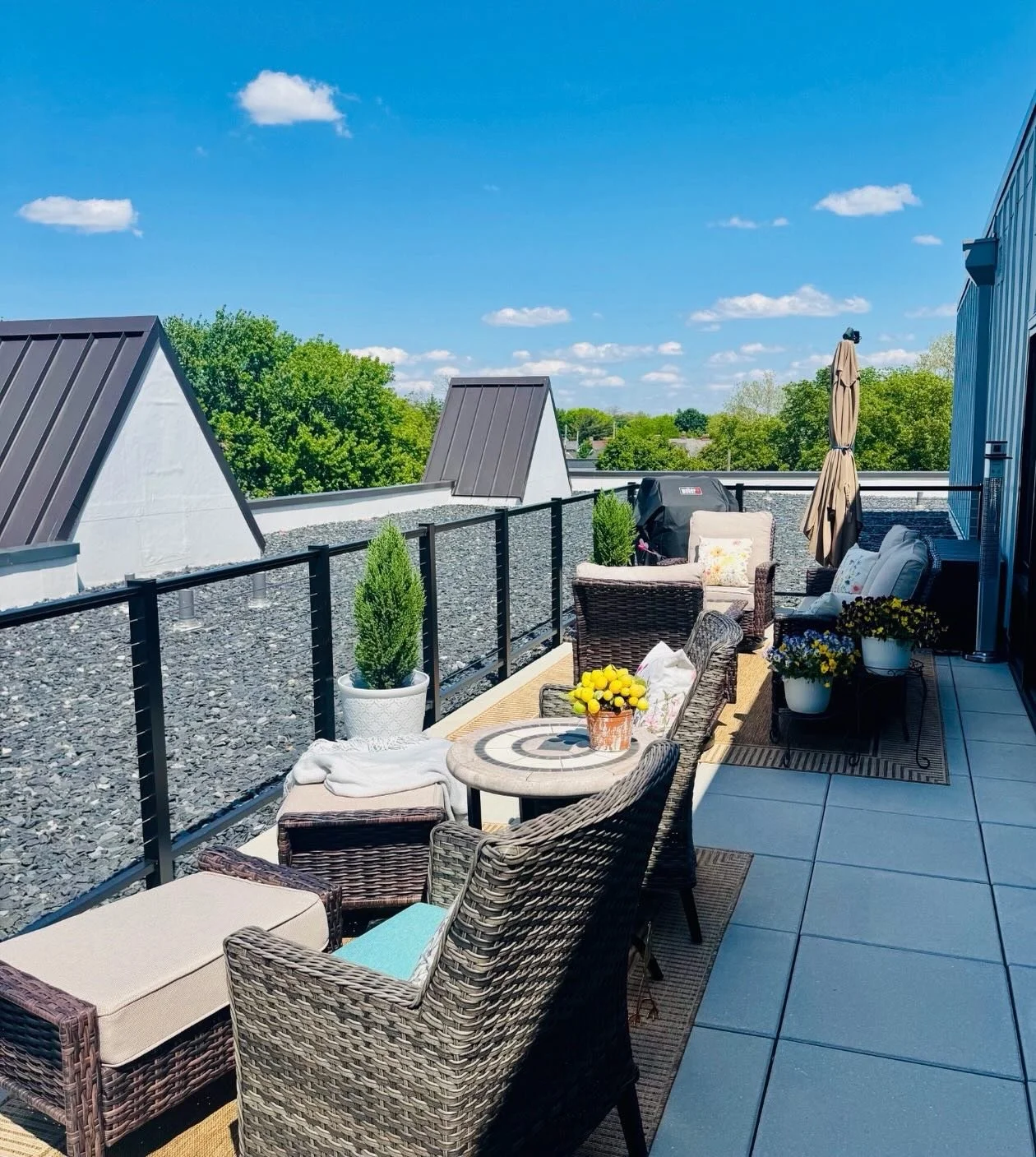 Warm weather is upon us! ☀️

Our residents are getting ready for summertime by getting their balconies set up! Enjoy beautiful views in a comfy lounge chair while sipping on a glass of wine. 🥂

Schedule your tour today at jaegersquare.com ✨🩷☀️