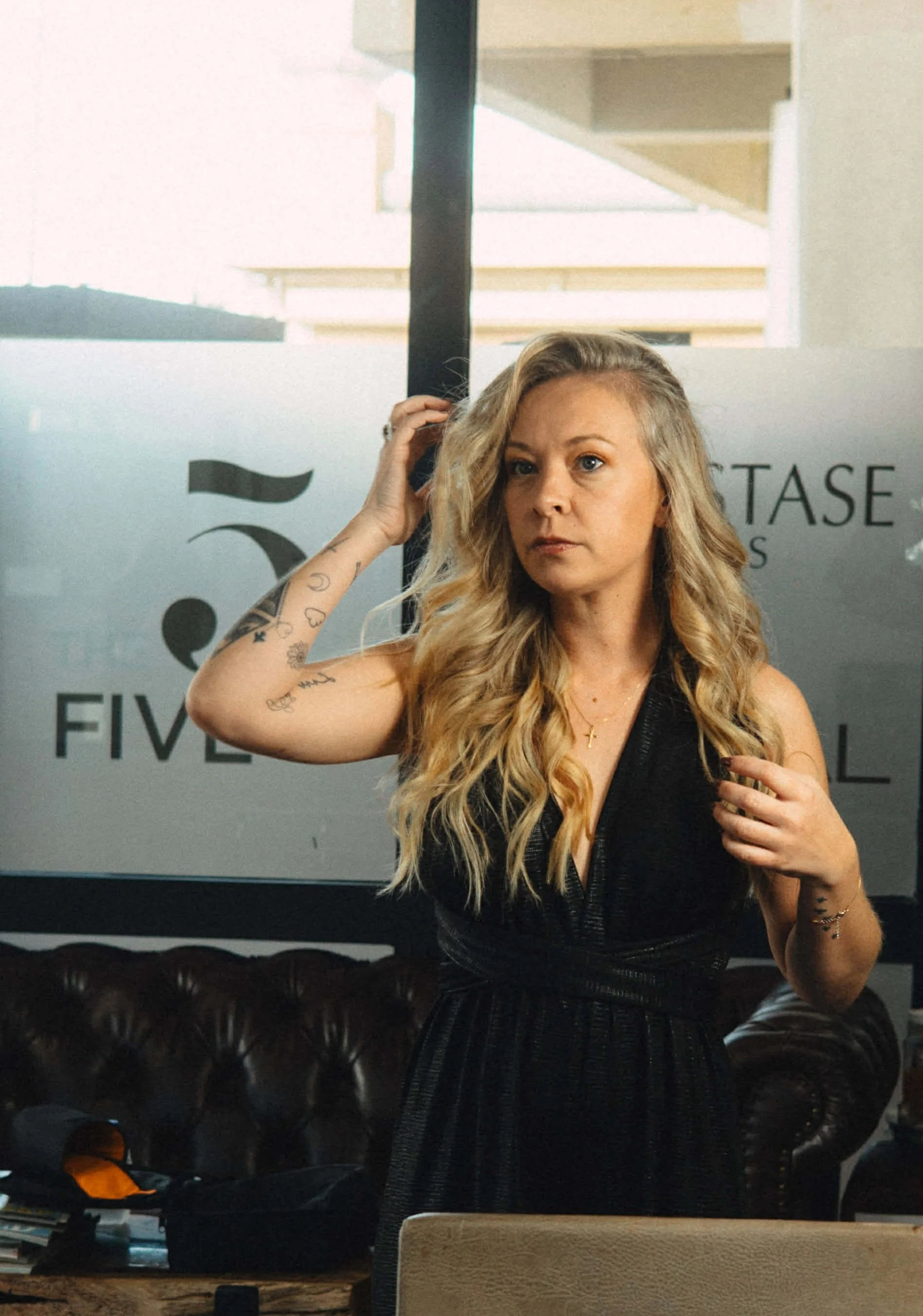 A professional hairstylist recommending Barbi Lee for stylist support services.