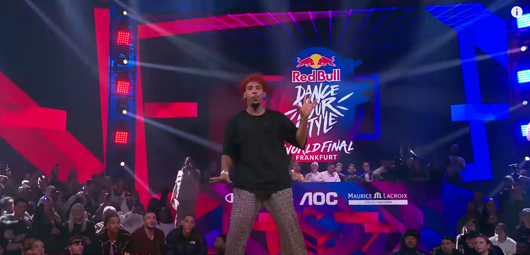 Tänzer bei Red Bull Dance Tour Style Weltfinale in Frankfurt auf der Bühne mit Publikum und großen LED-Bildschirmen im Hintergrund.