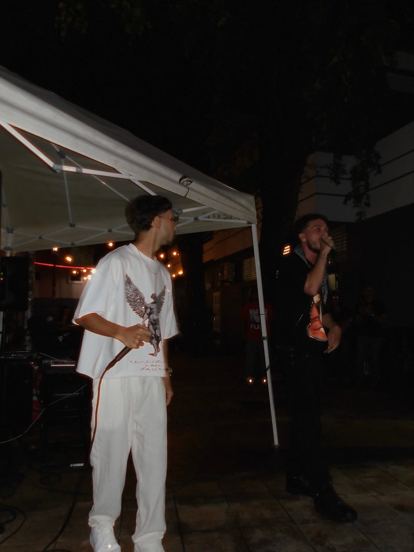 EL &Aacute;LBUM SALE EN 2 MESES ⚖️ !! &ldquo; AS&Iacute; QUE RAPERITOS PERA MEJOR VAYAN AL REFUGIO &ldquo;

Fotos del pasado Jueves en El Nido, La Crema Vol. 3. Gracias al corillo de @expresionhiphoppr @kevinrapea @el_nido_pr @444digitalpr @chatabaya