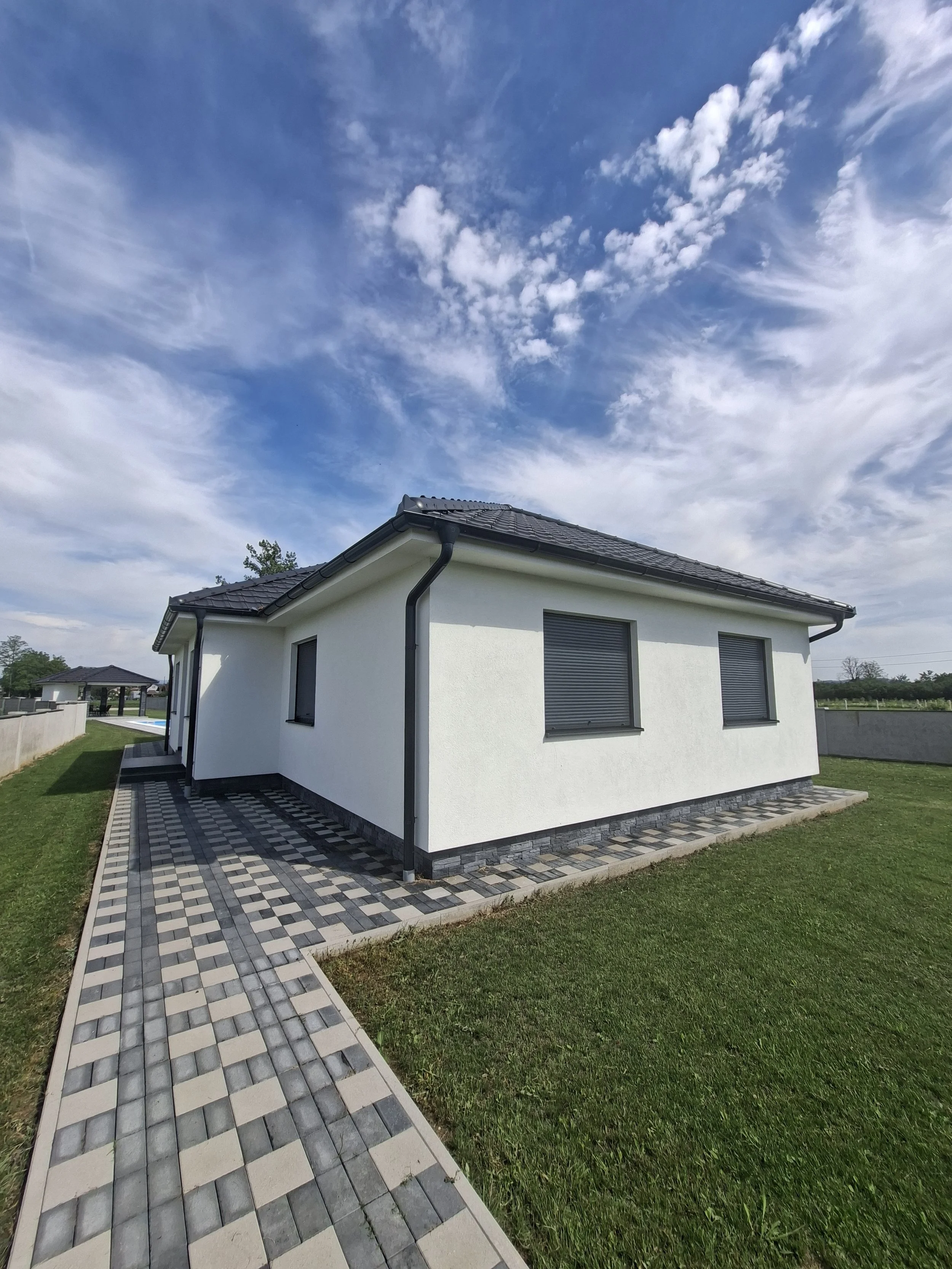 Kuća 185m2 sa bazenom i ladarom, 1800m2 placa - Priječani
