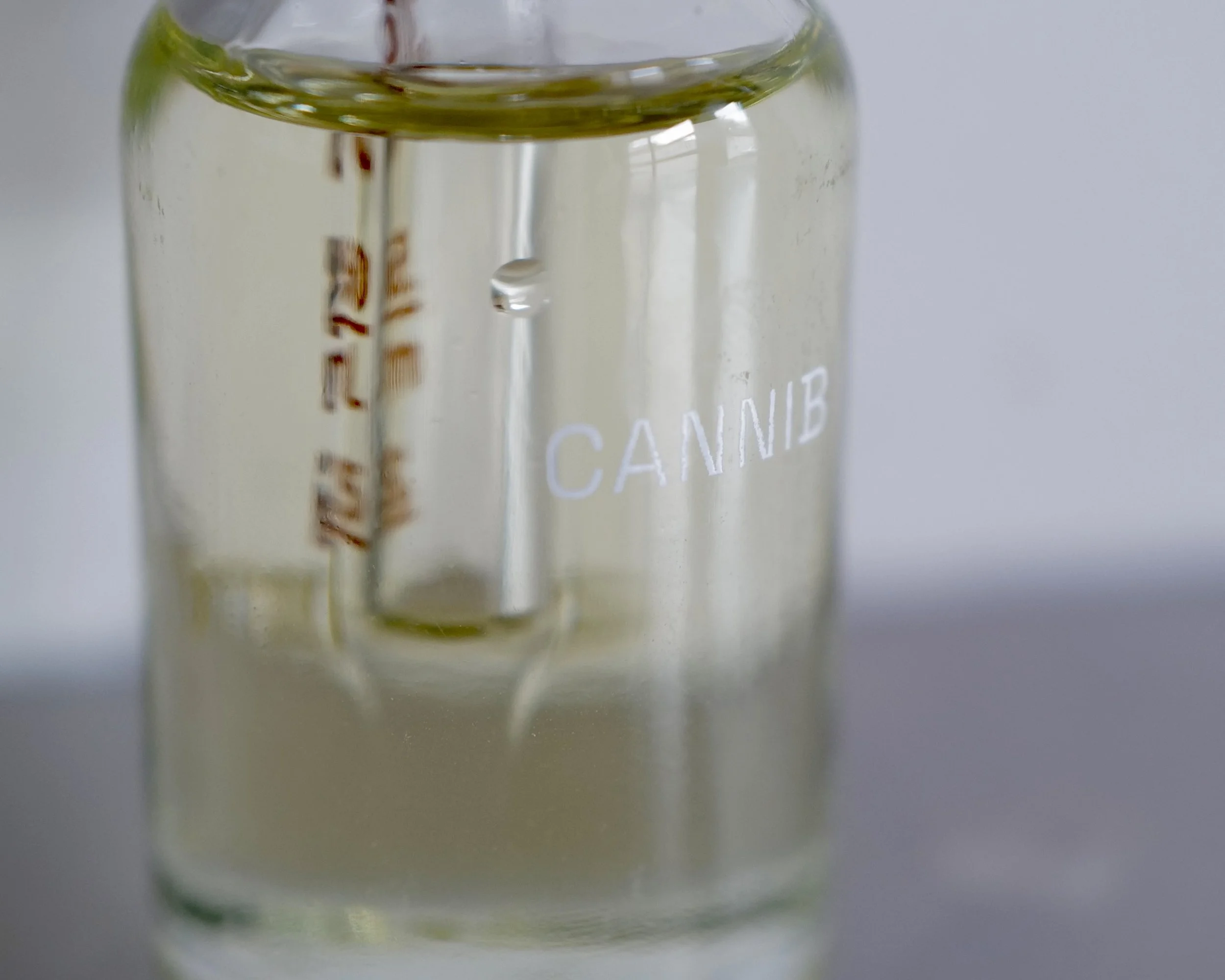 CANNIB OIL MACRO.JPG