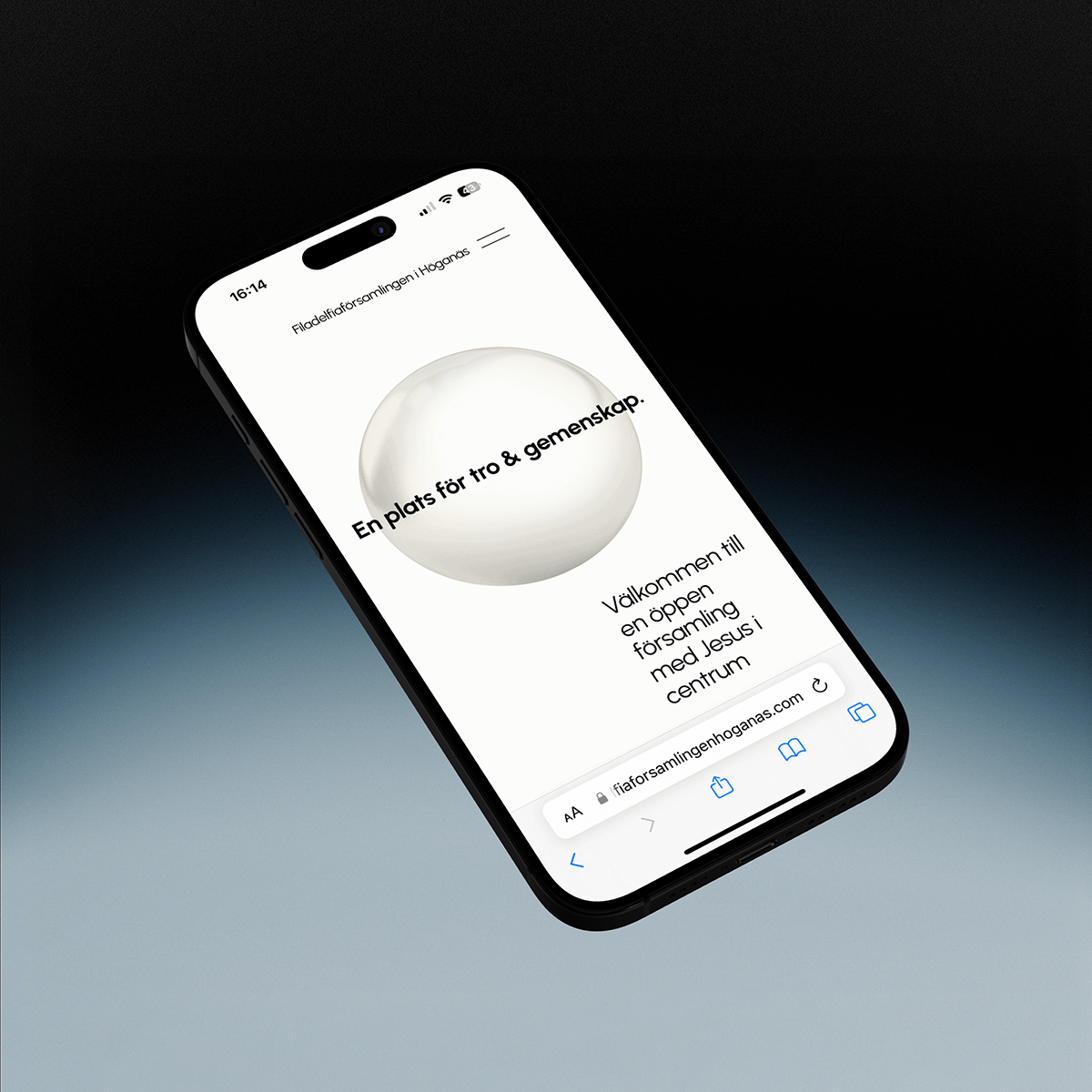 Iphone som visar en portfoliomockup i mobilvy av webbplats för Filadelfiaförsamlingen i Höganäs där ett sfäriskt formspråk och svensk text används för att kommunicera tro och gemenskap genom minimalistisk grafisk design och skandinavisk webbdesign.