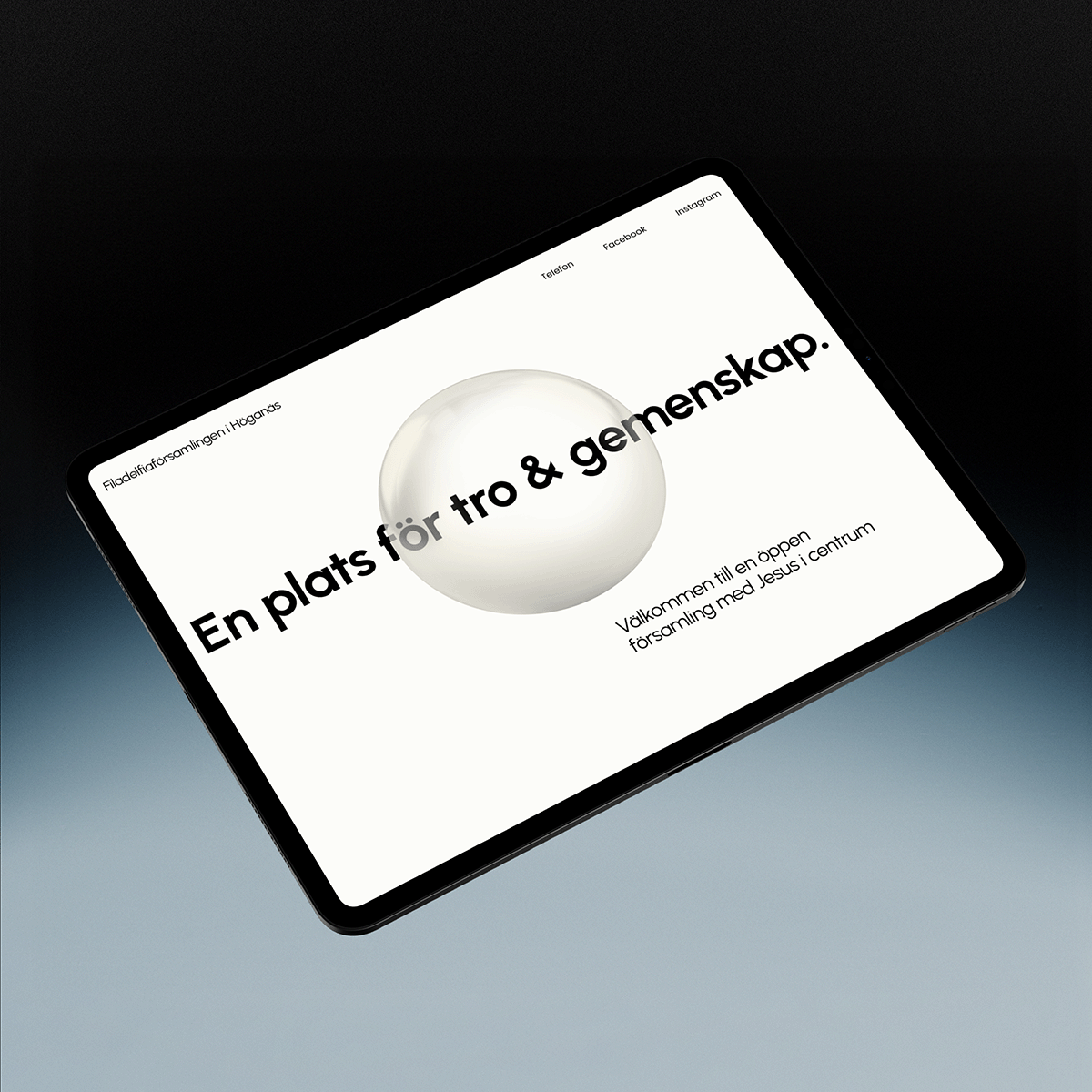 Surfplatta som visar en portfoliomockup av webbplats för Filadelfiaförsamlingen i Höganäs med rubriken ”En plats för tro & gemenskap” där en stor vit sfär och ett ljust uttryck används för att förmedla minimalistisk design, grafisk design och skandin