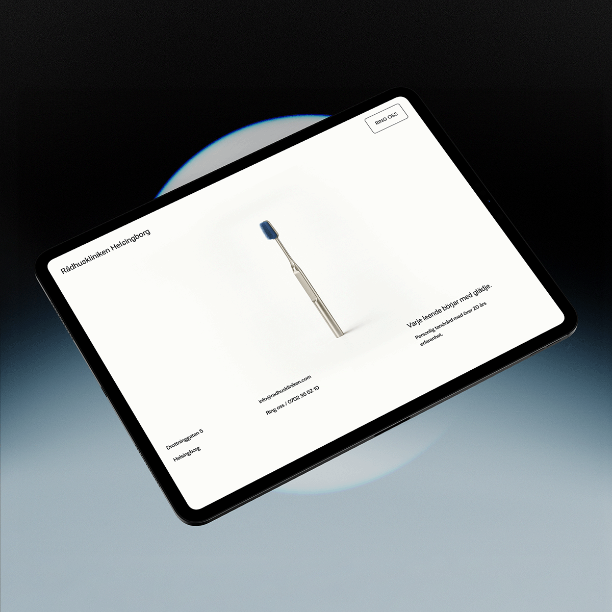 Surfplatta som visar en portfoliobild av en webbsida för en tandvårdsprodukt från Rådhuskliniken i Helsingborg där minimalistisk grafisk design och skandinavisk webbdesign används för att presentera innehåll och varumärke.
