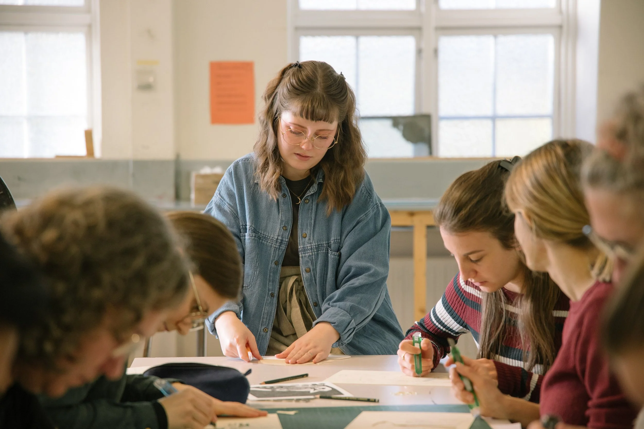 Publikum i kunstneratelier under Trondheim Open, colografi worksop