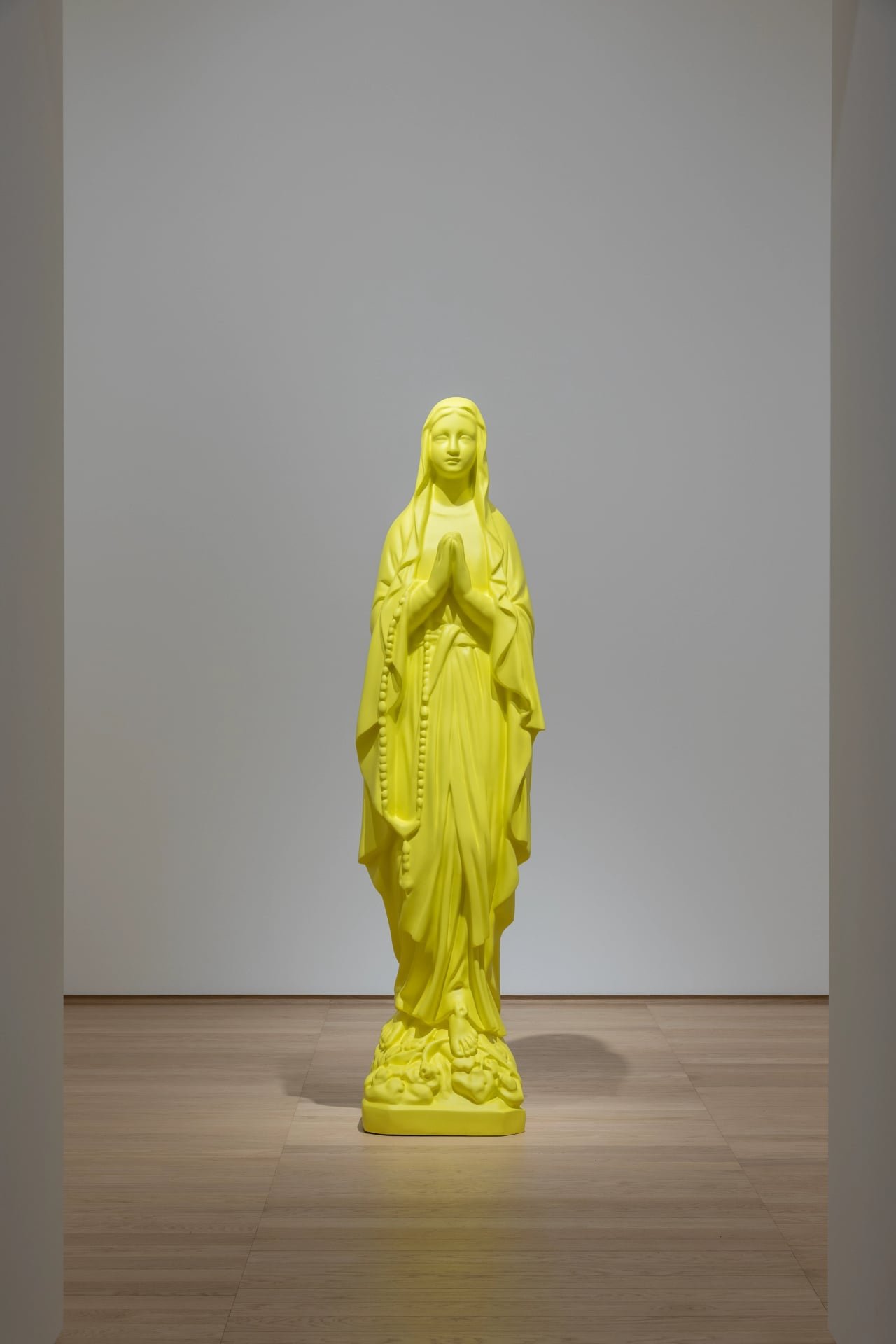 Installasjonsfoto fra samlingspresentasjon ved PoMo med verk av Katharina Fritsch – foto: Lili Zaneta