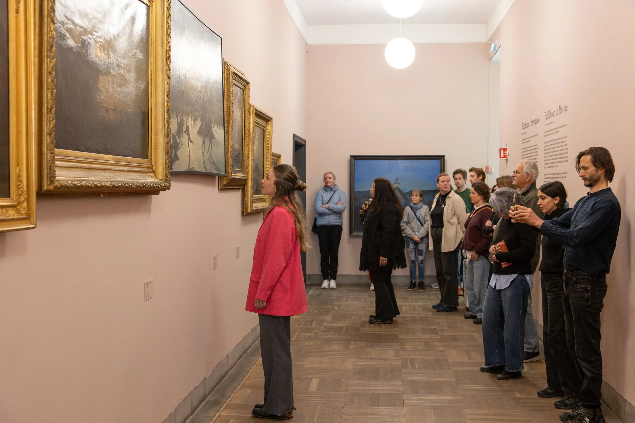 Dokumentasjon av performance under «Performance Family» ved Trondheim Kunstmuseum – foto: Lili Zaneta