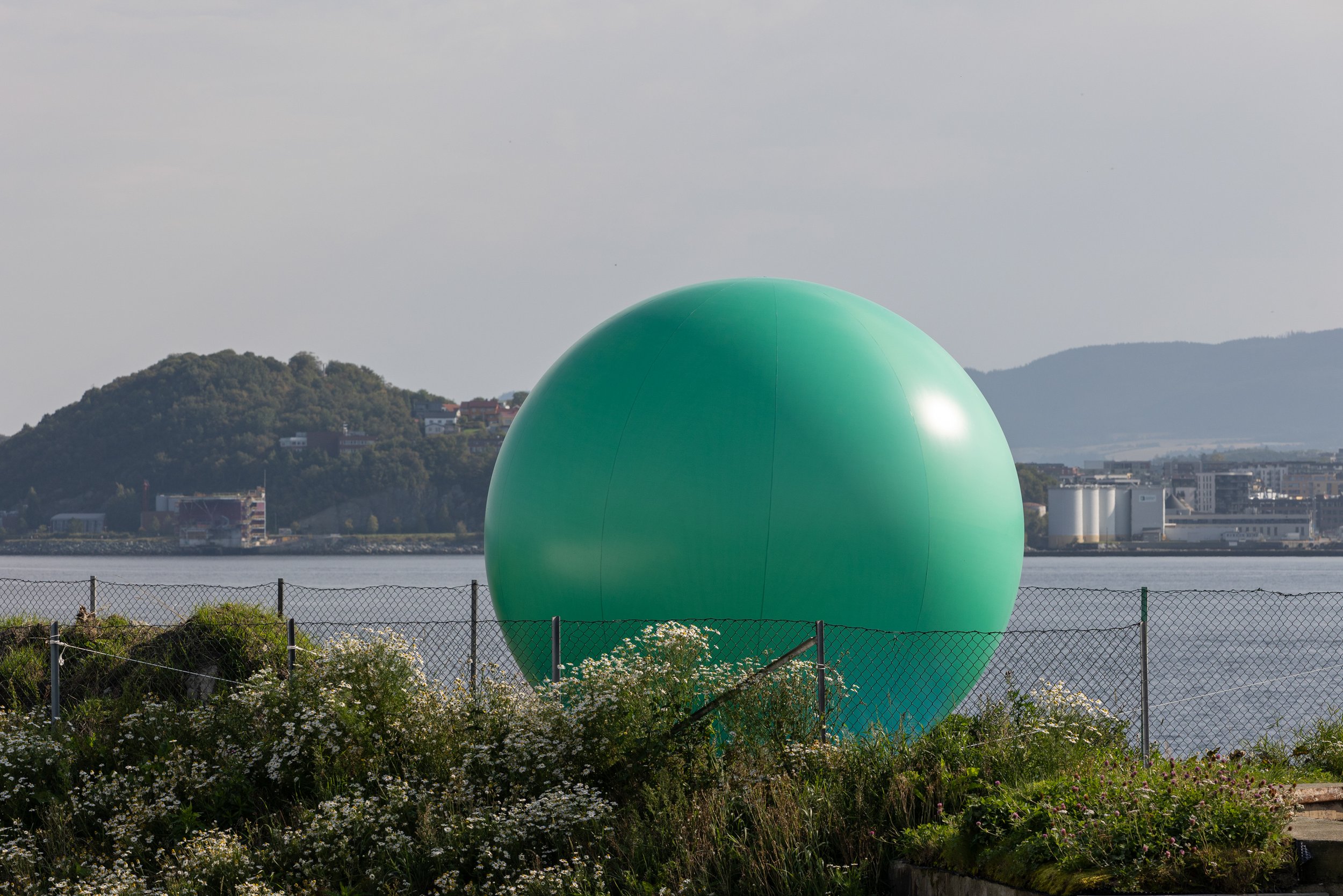 Dokumentasjon av kunstprosjekt «Bare et steinkast» av Pål Lersveen på Munkholmen – foto: Lili Zaneta