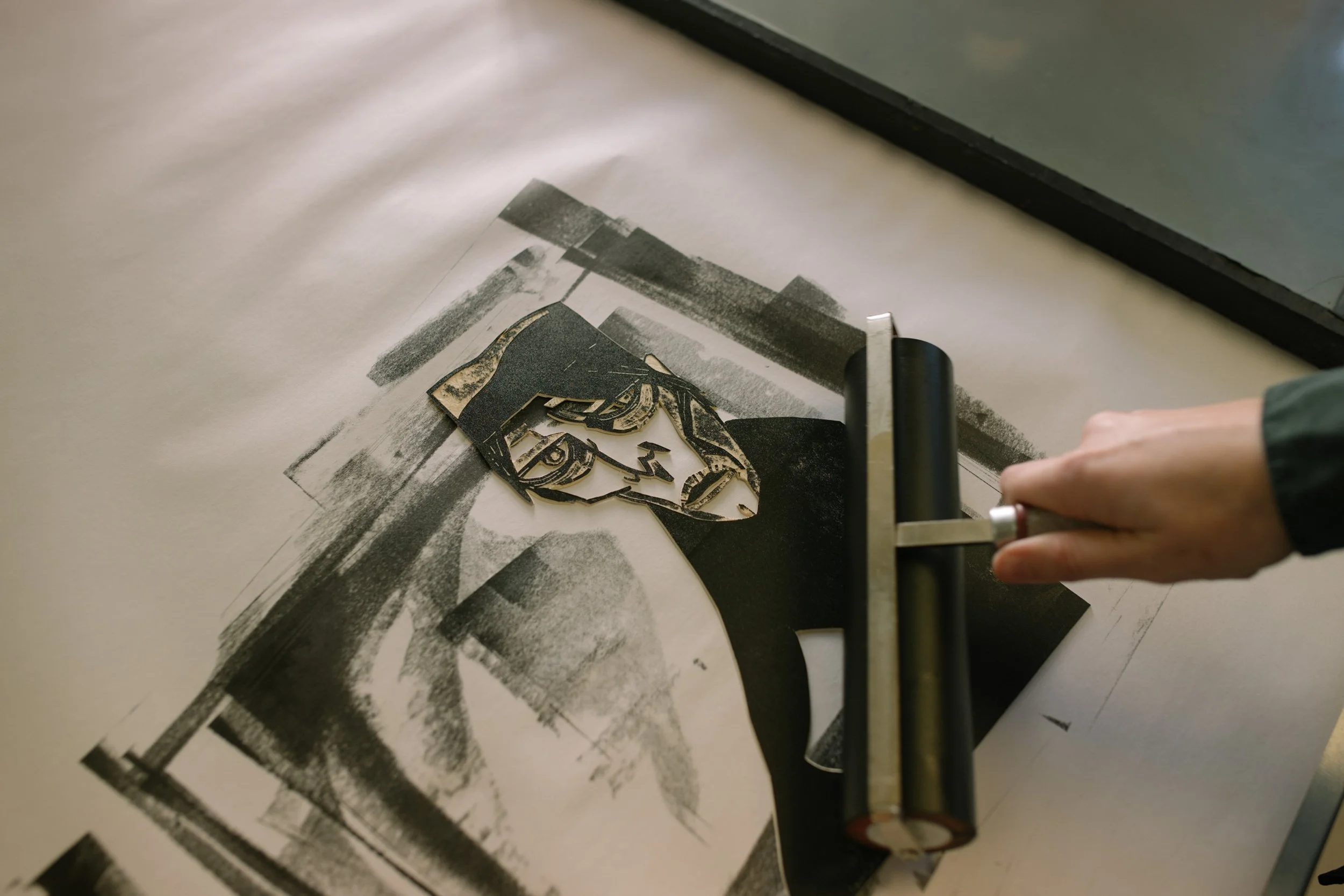 Publikum i kunstneratelier under Trondheim Open, colografi