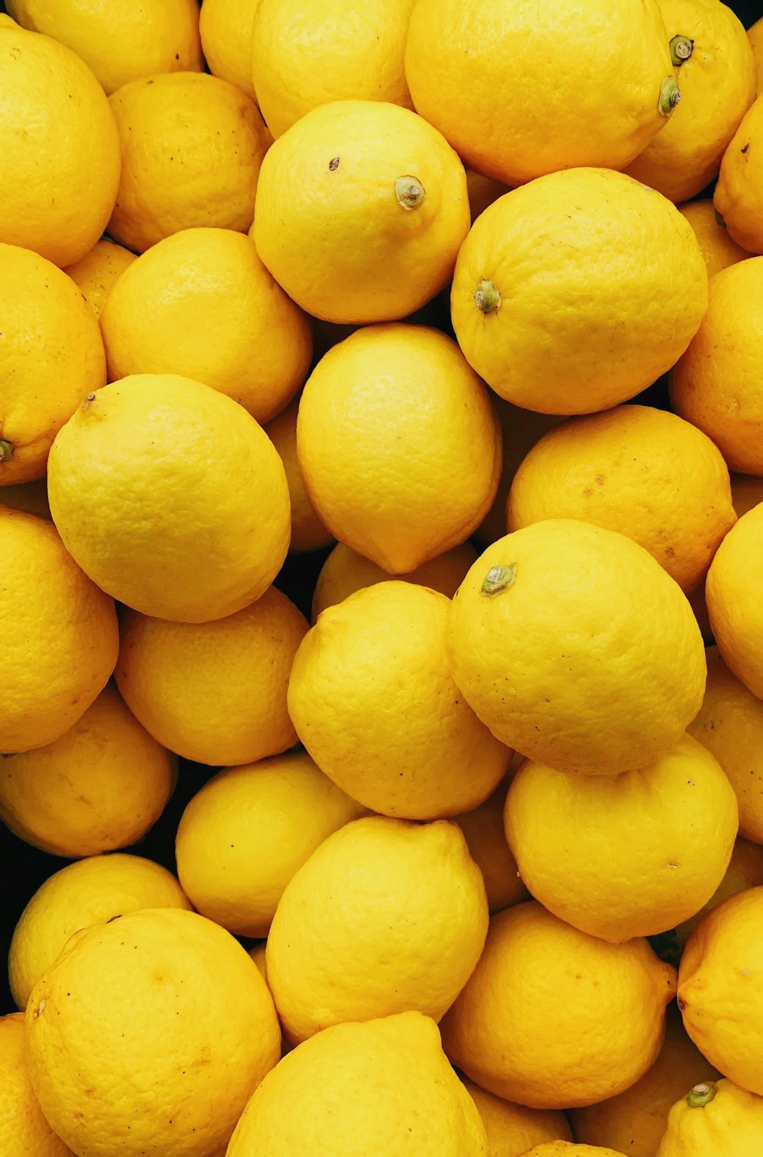 Haufen gelber Zitronen.