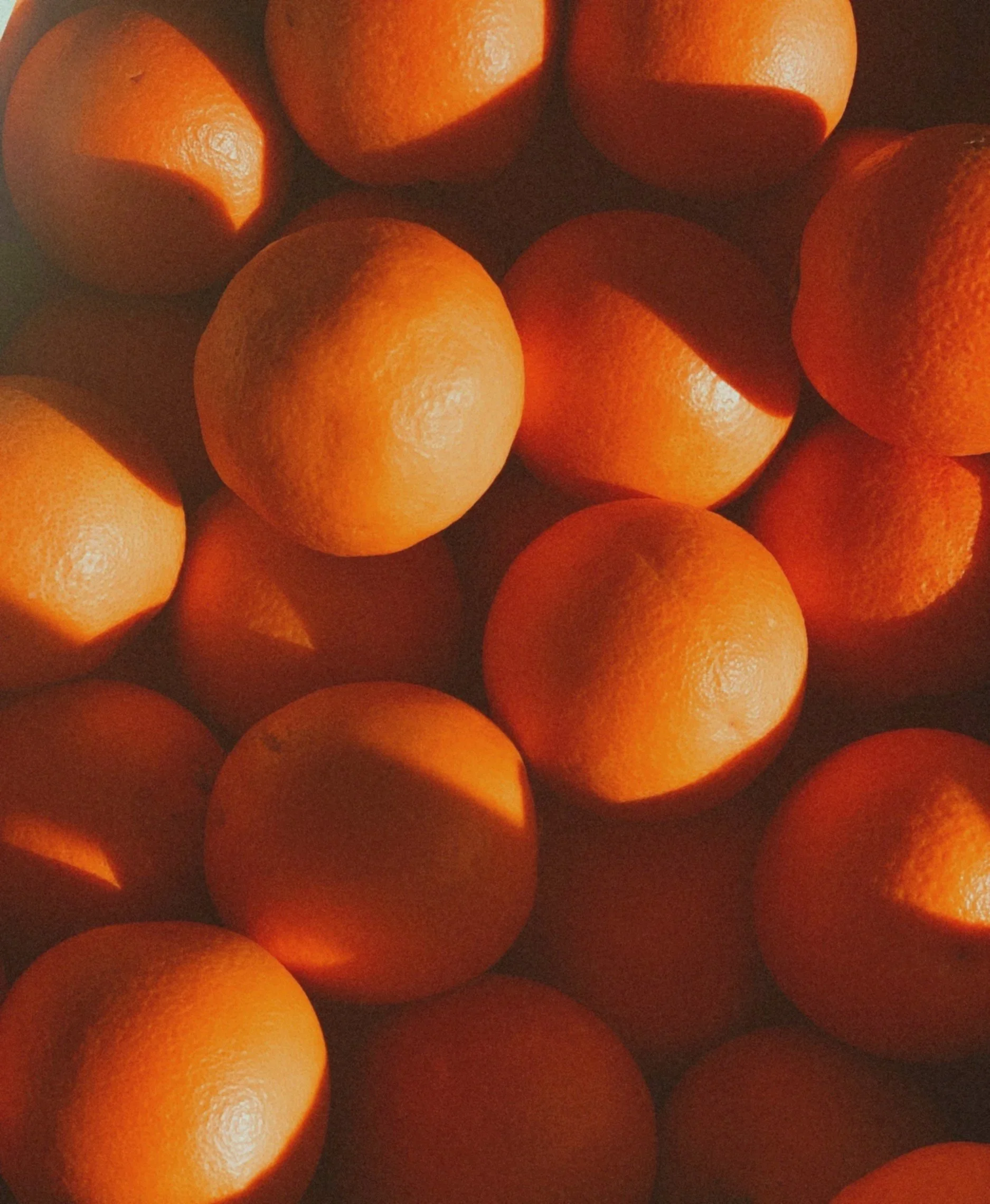 Ansammlung von Orangen mit hellem Licht und Schatten.
