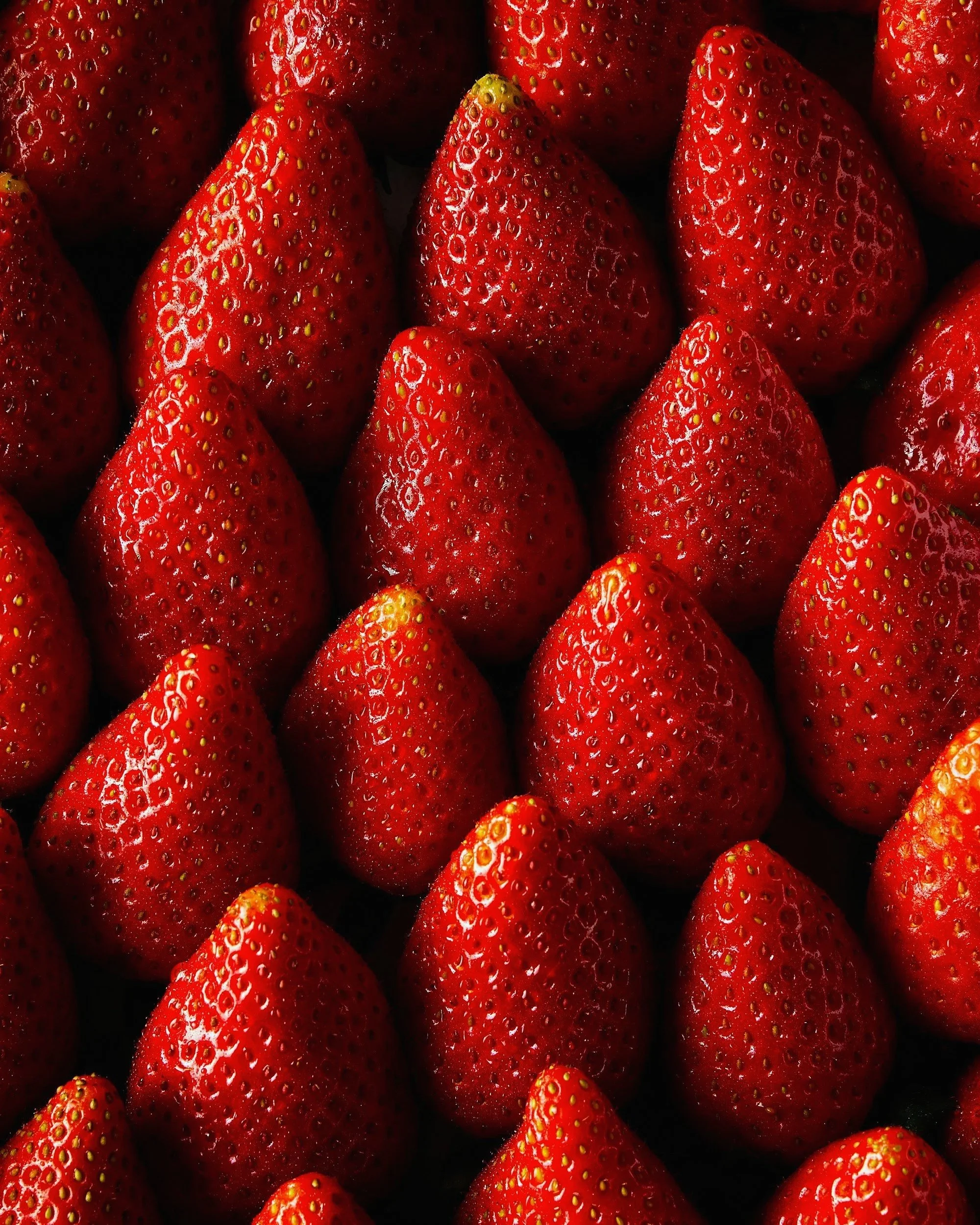 Mehrere rote Erdbeeren in einer Nahaufnahme.