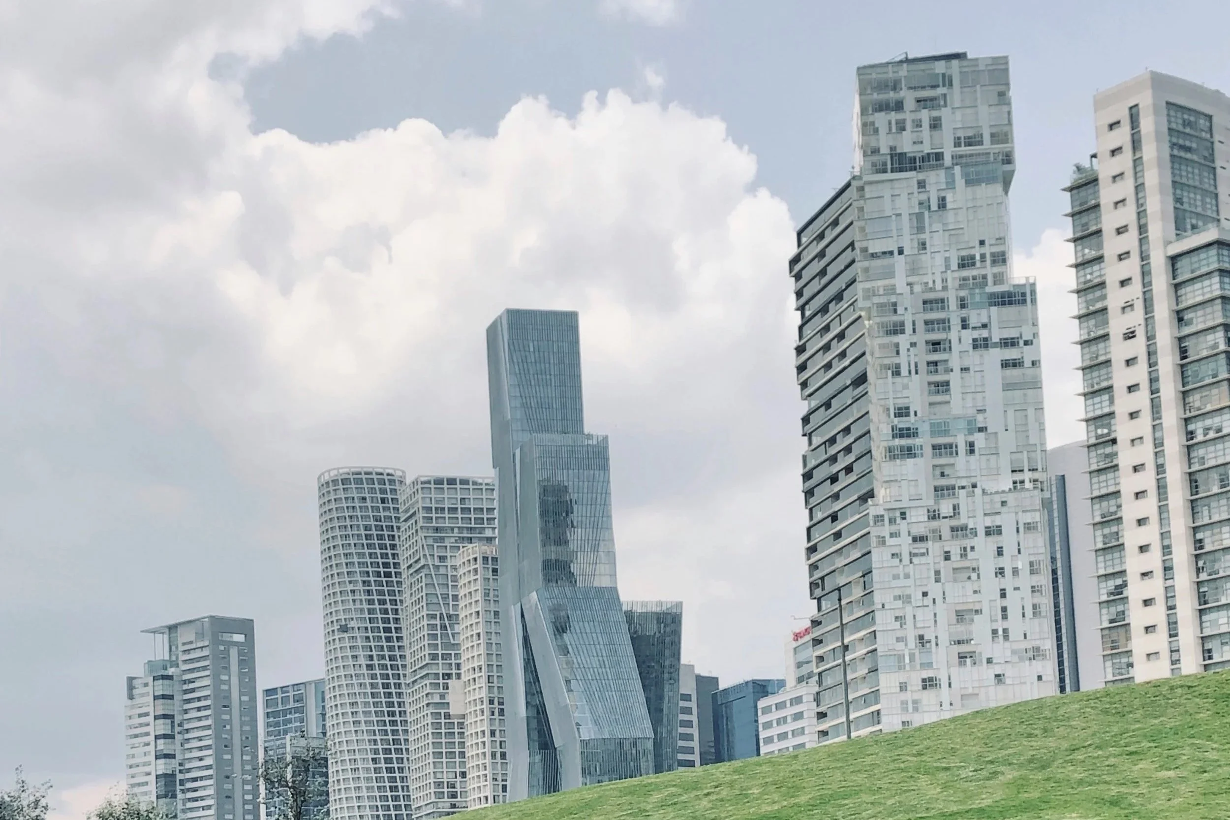 Grünen Grass im Vordergrund und  Skylines im Hintergrund in Mexiko Stadt