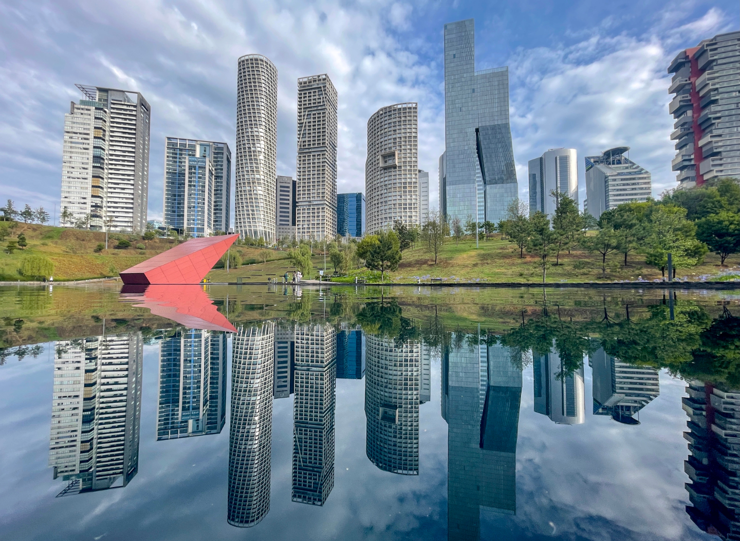 Brunnen mit Skylines im Hintergrund in Mexiko Stadt Nahaufnahme