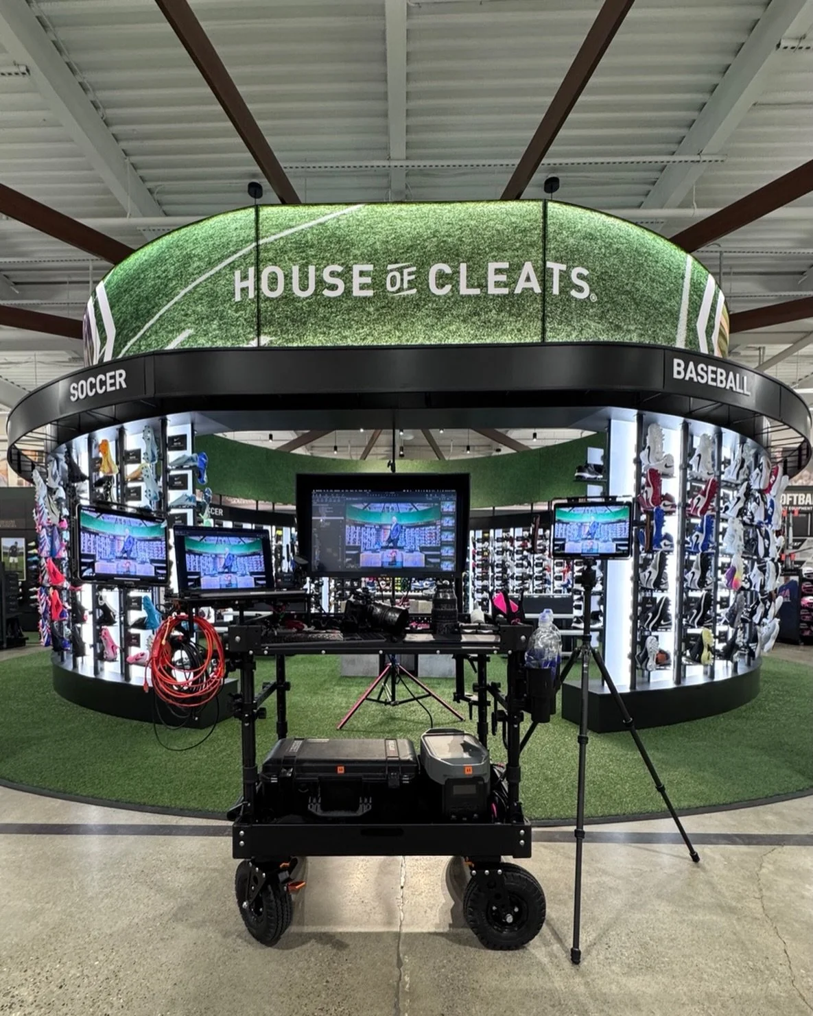 House of cleats and dope photos with @aaron_kotowski 

@captureone 
@inovativ
@lvna.digital
@mule.carts
@ecoflowtech
@eizousa
@therobocup

#digitech #digitaltech #digitalcapture #digitaloperator #digiop
